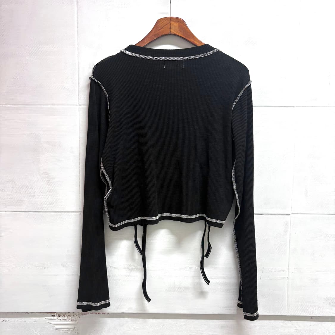 JOUETIE 블랙 컷아웃 크롭 스트링 셔링 리본 탑  상품이미지3