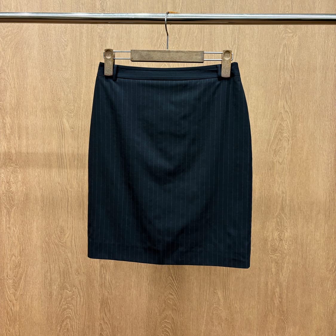 시스템 미디 스커트 스트라이프 패턴 하이웨스트 디테일 심플 블랙 상품이미지2