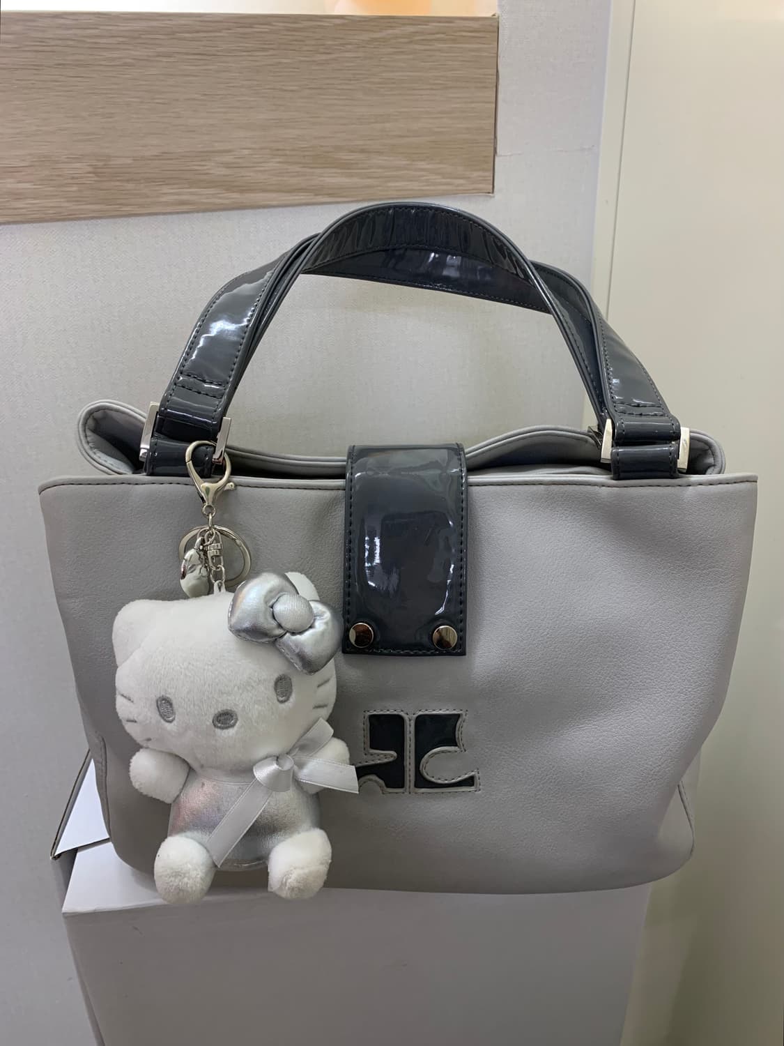 꾸레쥬 그레이 레더 토트백 상품이미지1