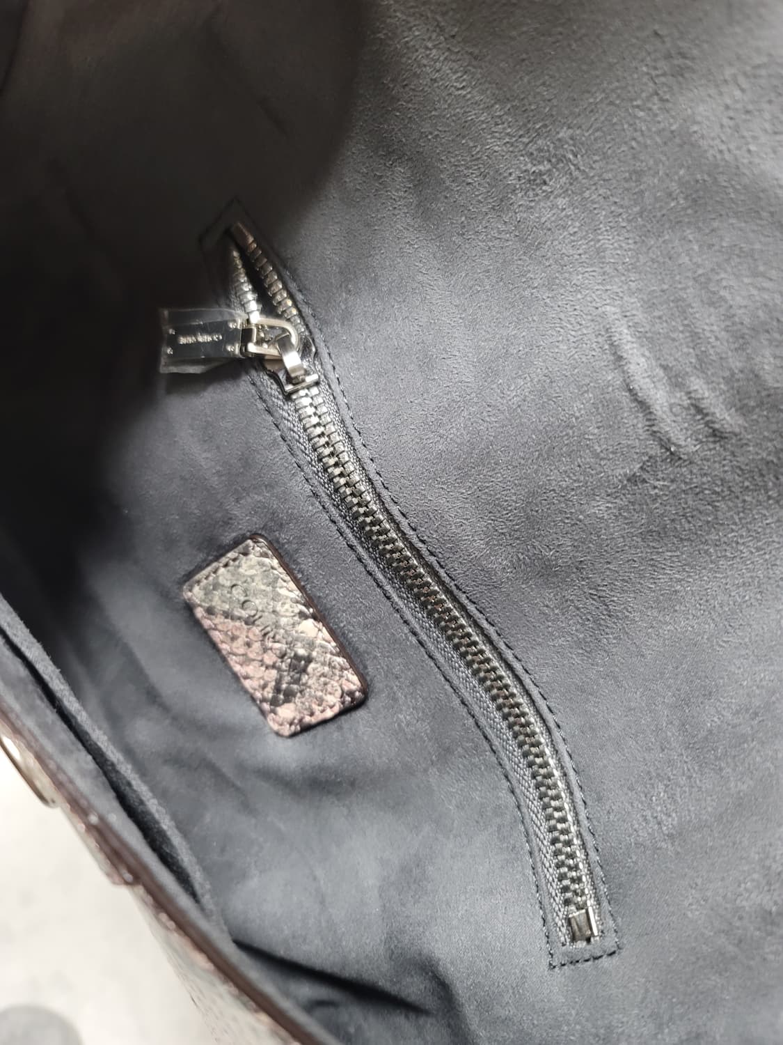 쿠론 뱀가죽패턴 가죽 숄더백

 상품이미지6