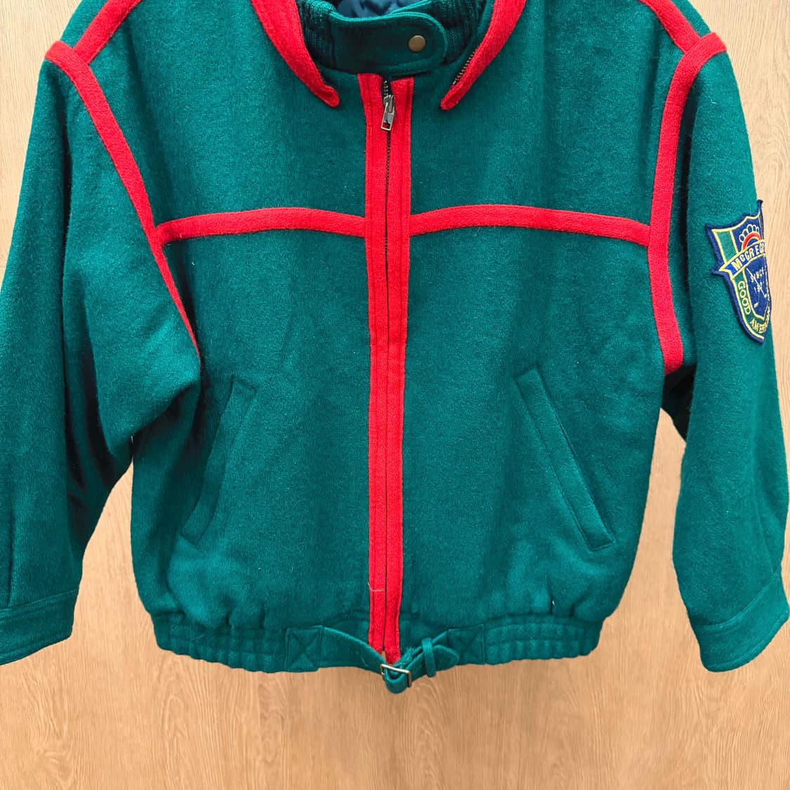 맥그리거 집업 자켓 레드 배색 파이핑 라인 로고 패치 디테일 그린 상품이미지5