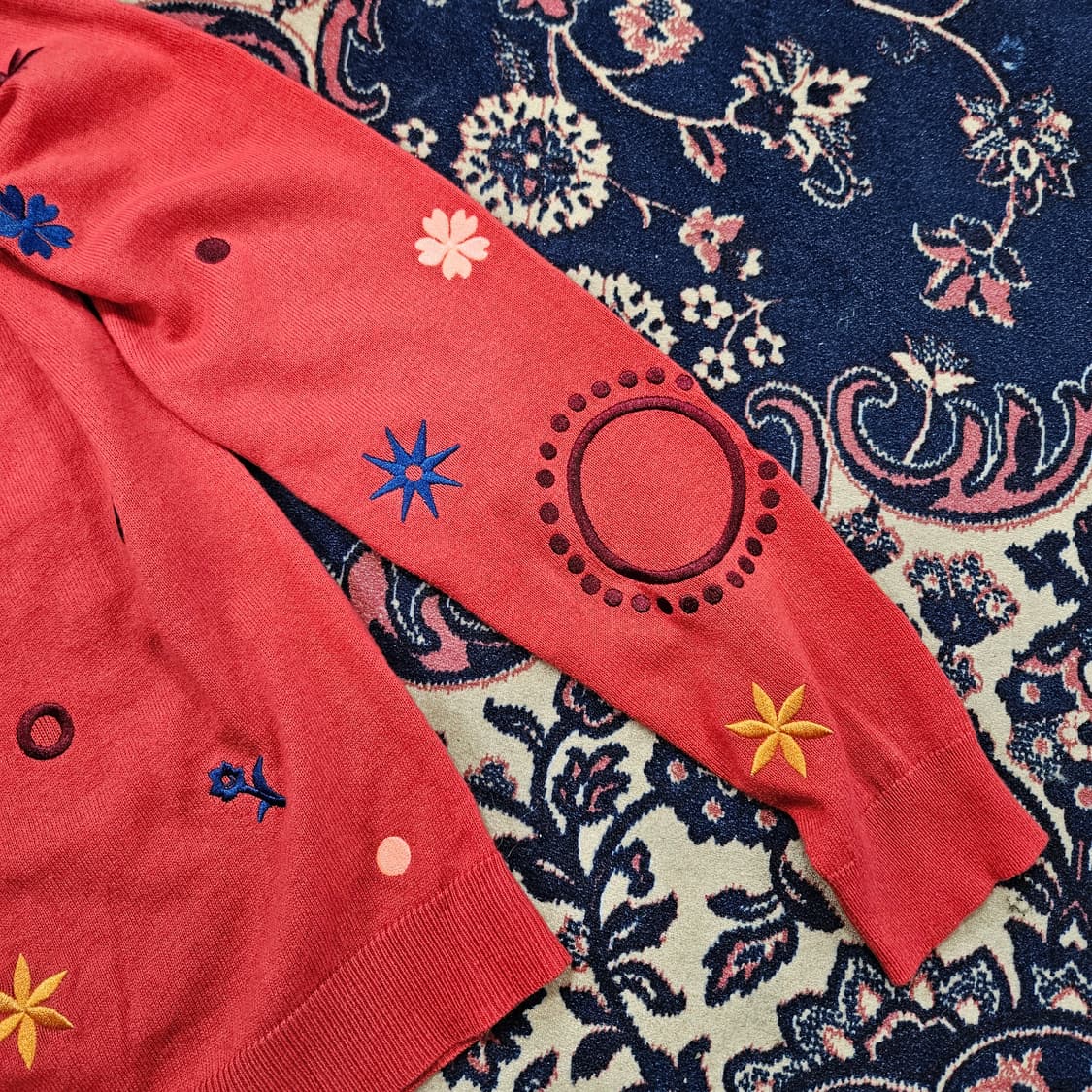 (국내매장) 폴스미스(P.S) 플라워 자수 디테일 다홍 가디건  상품이미지3