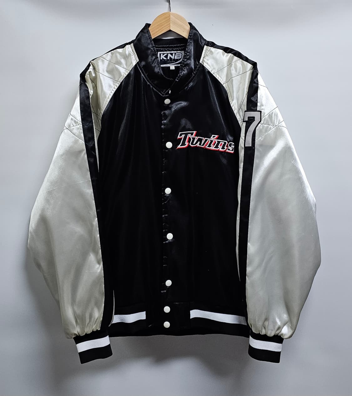 KNB 트윈스 유광 야구점퍼 블랙 실버 2XL 상품이미지1