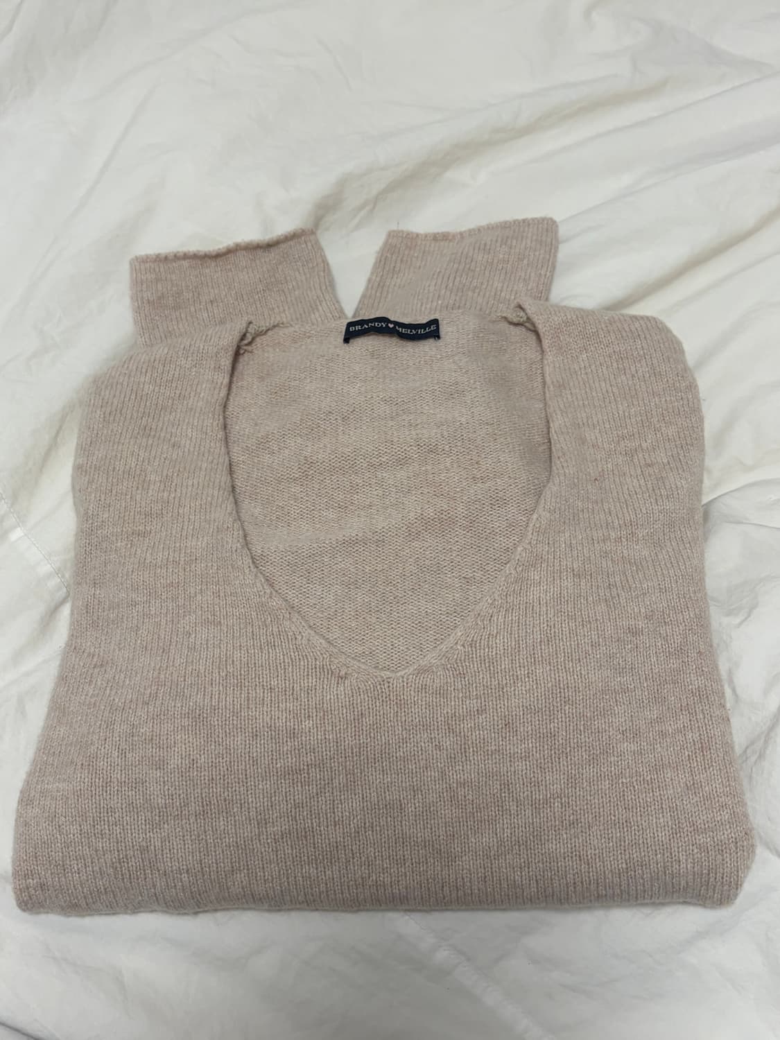 브랜드멜빌 브이넥 니트 베이지 색상 상품이미지3