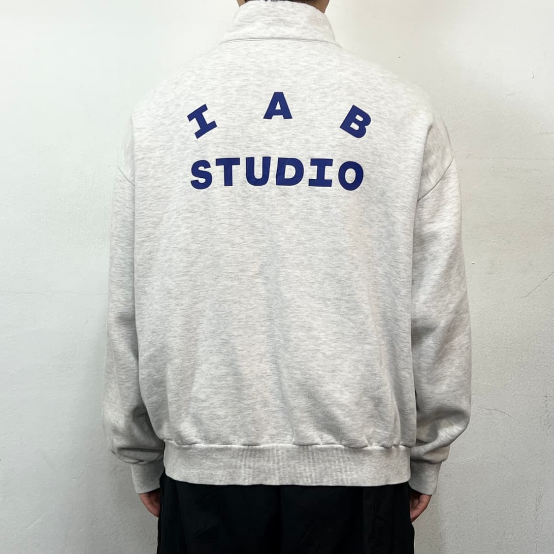 아이앱 스튜디오 하프 집업 라이트 그레이 상품이미지4