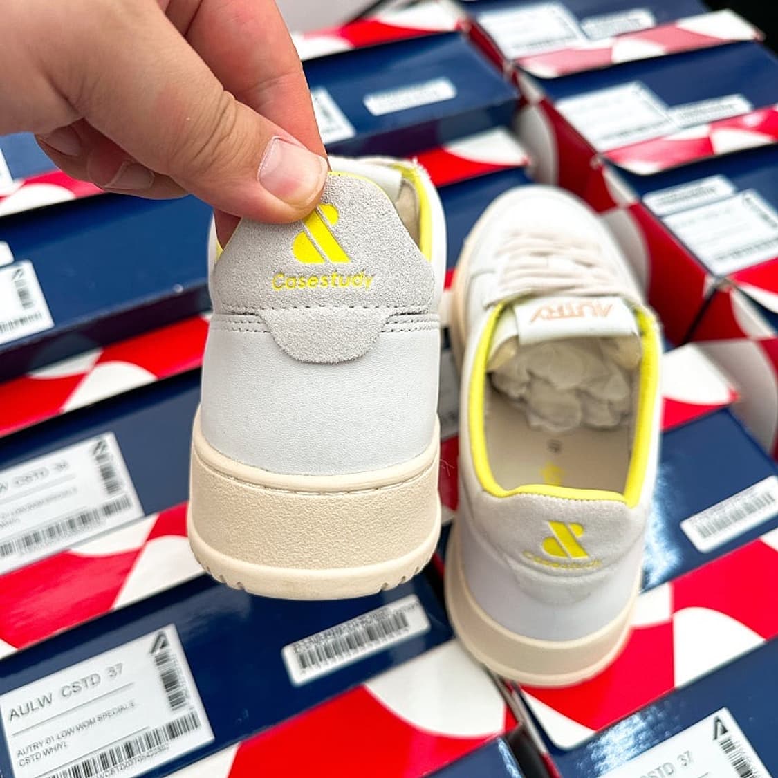 (정품/새상품) 오트리 여성 화이트 네온 옐로우 카프스킨 레더 스니커즈 상품이미지3