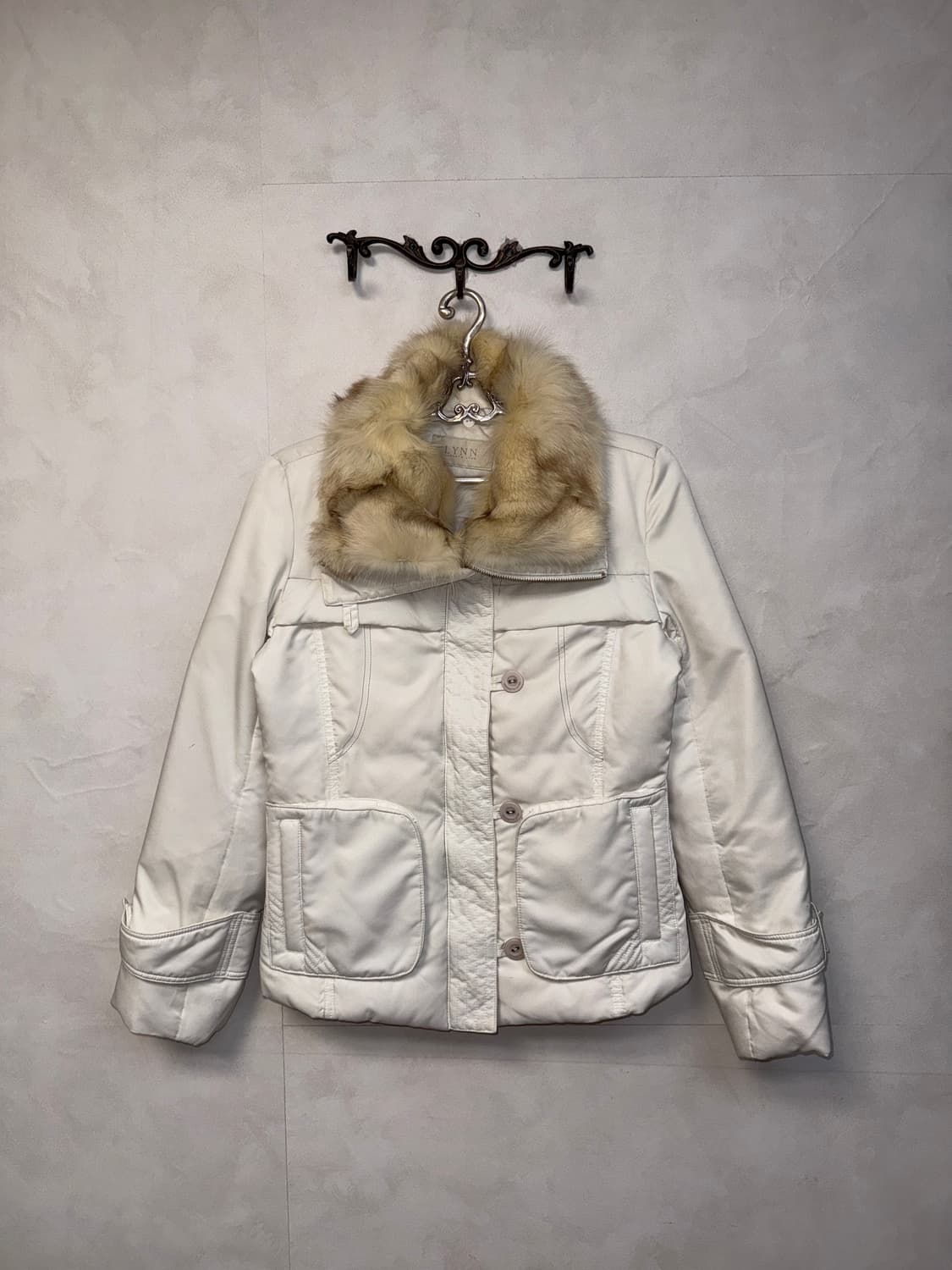 Lynn white belted buckle fox fur puffer  상품이미지1