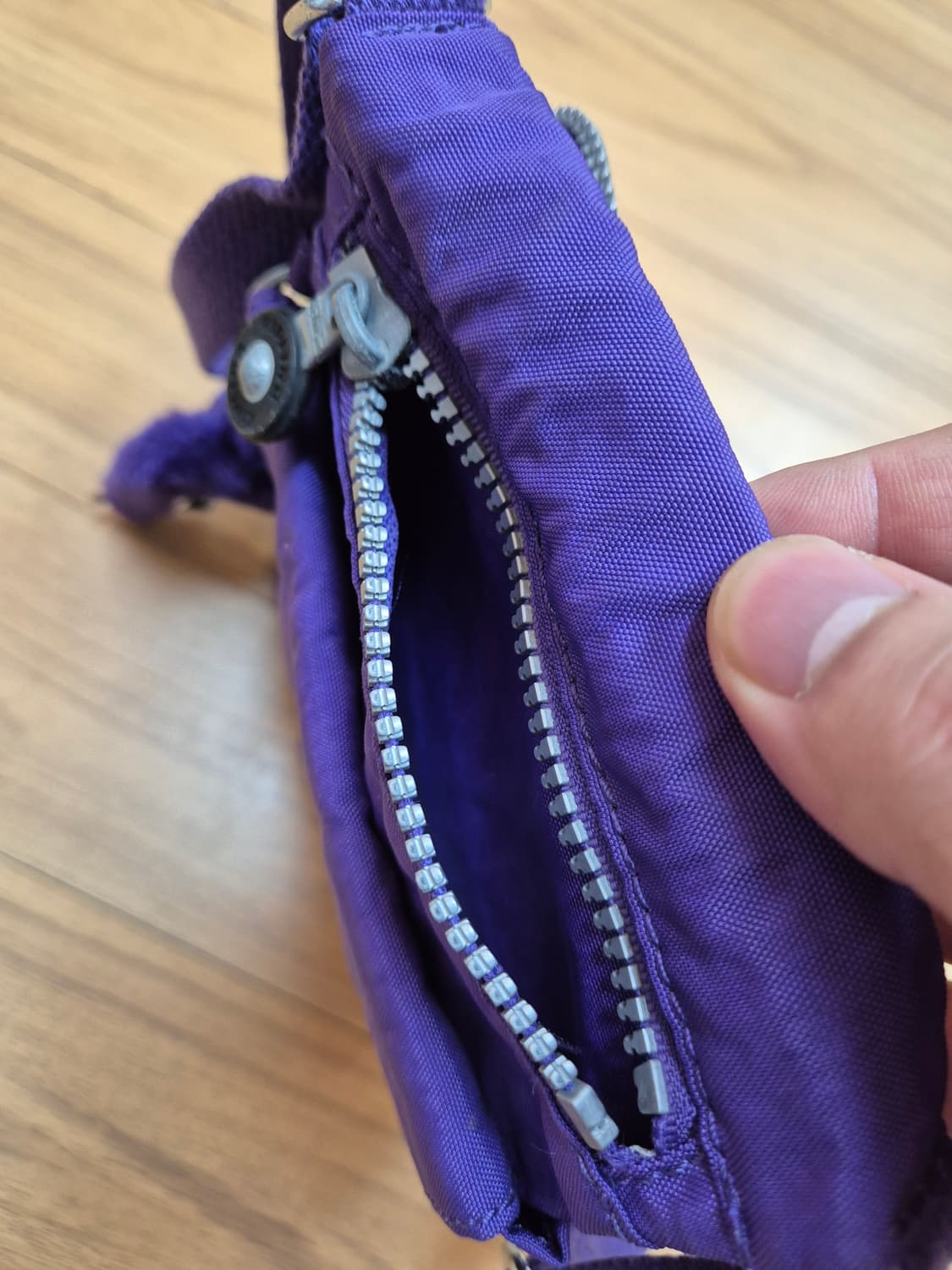 키플링 보라색 크로스백 판매합니다. 가벼운 재질이라 평소에 들고 다니기  상품이미지5