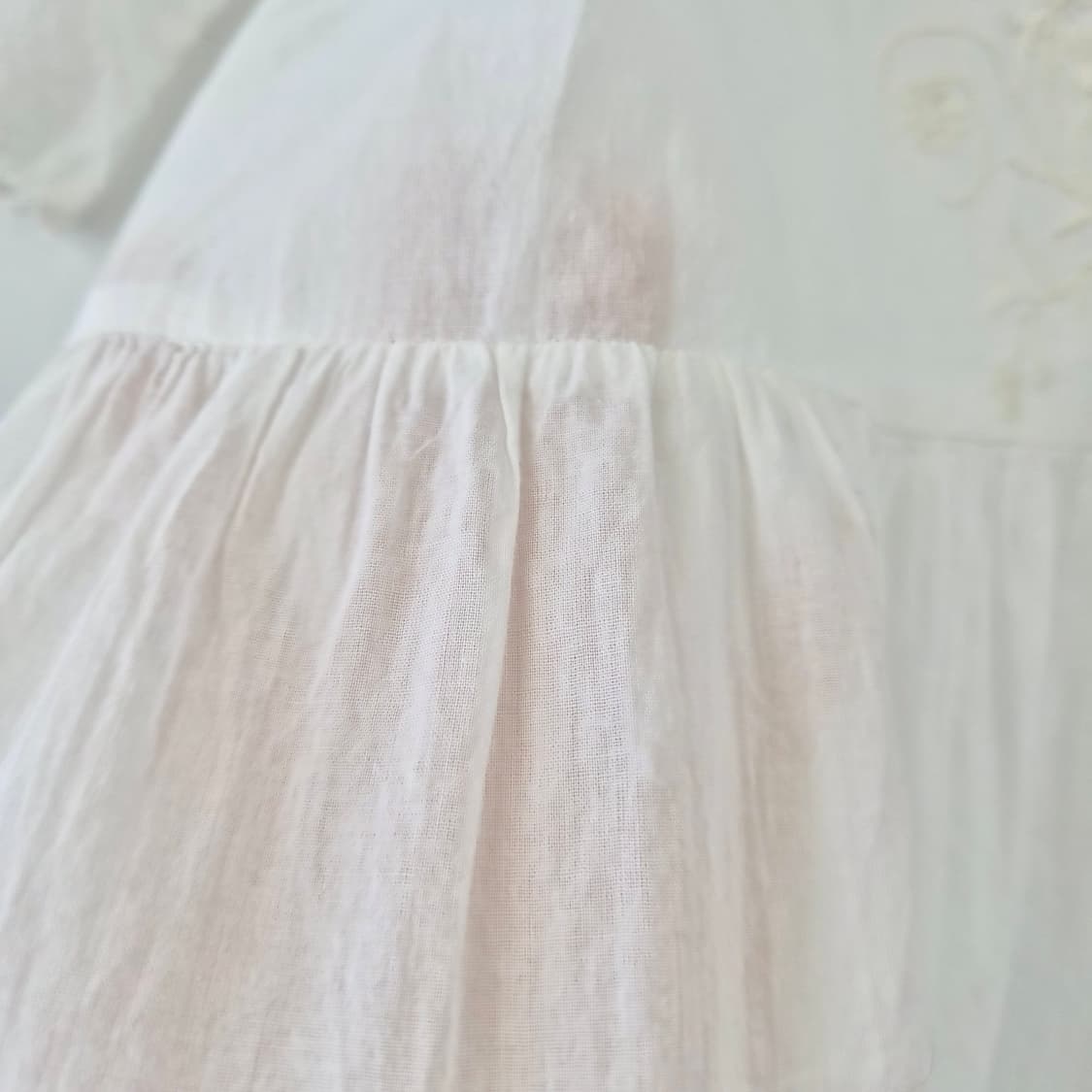 아이보리 자수 셔링 반팔 블라우스 상품이미지9