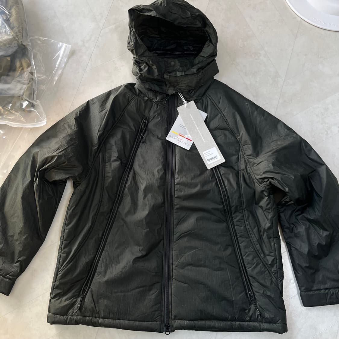 새상품)언어펙티드 패디드 오블리크 집 점퍼 크랙그린 상품이미지3