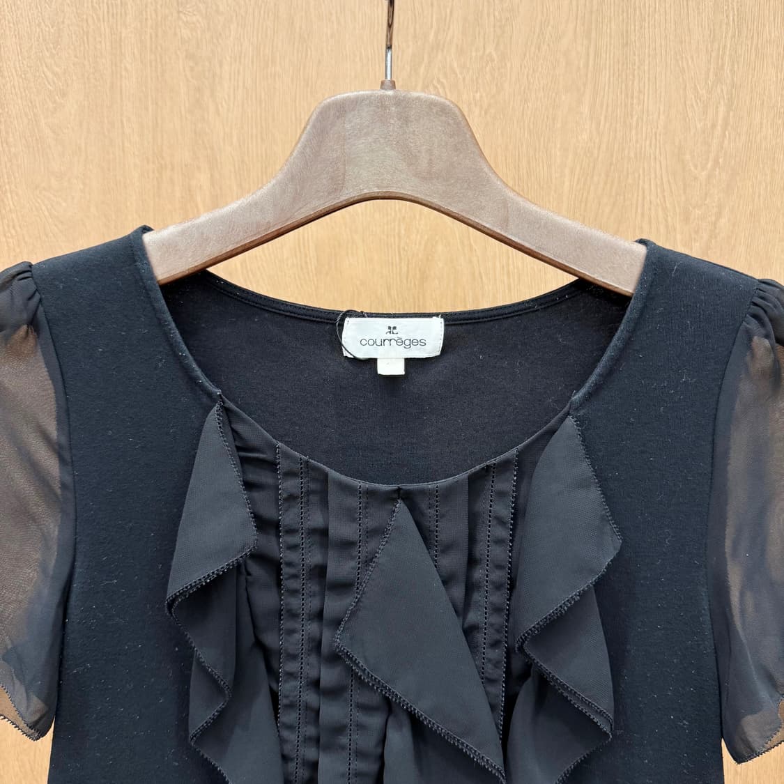 꾸레쥬 프릴 반팔 블라우스 시스루 슬리브 디테일 슬림핏 블랙 상품이미지4