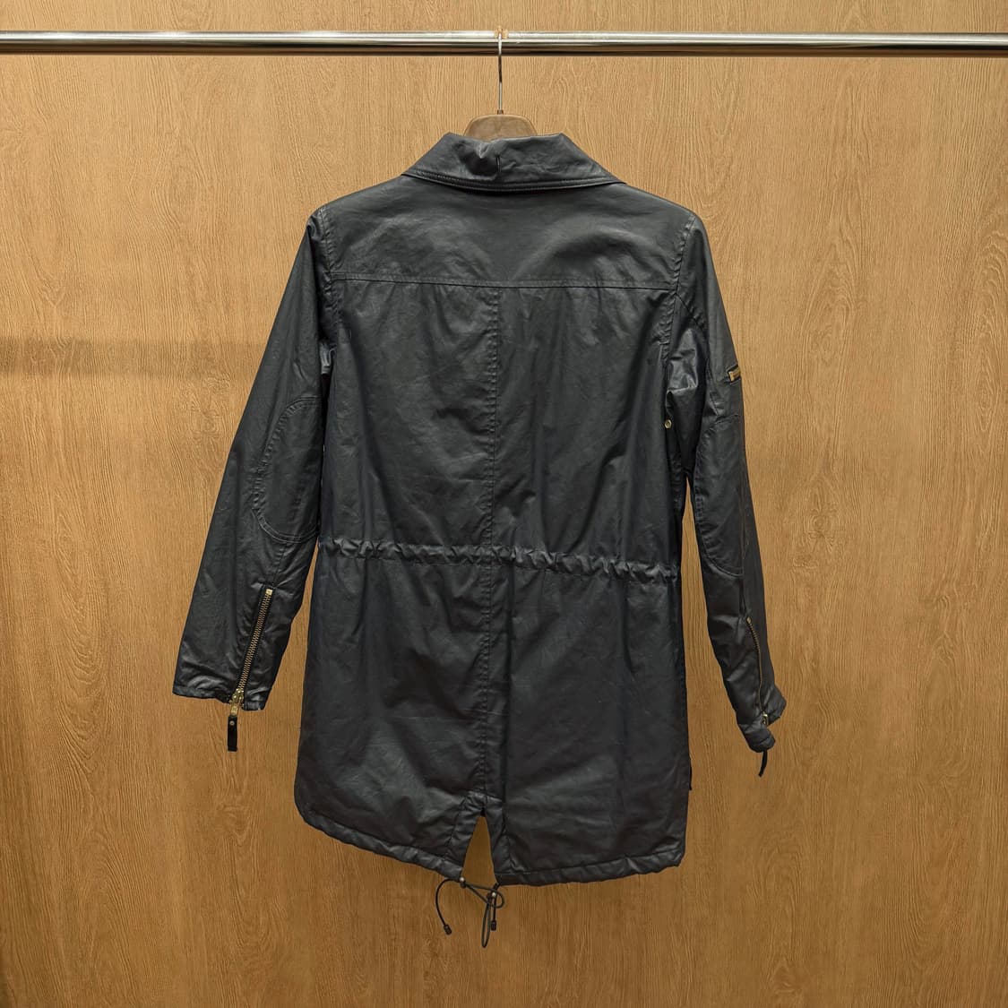 샘 뉴욕 코팅 파카 자켓 허리 밑단 스트링 플랩 지퍼 포켓 디테일 네이비 상품이미지3