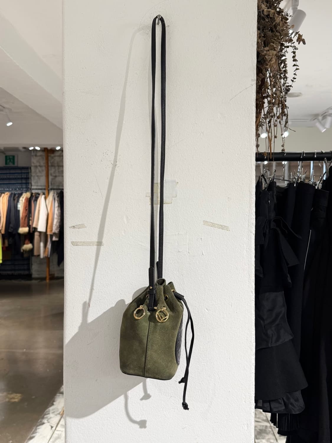 펜디 카키 몬트레조 미니 스웨이드 버킷백 상품이미지4