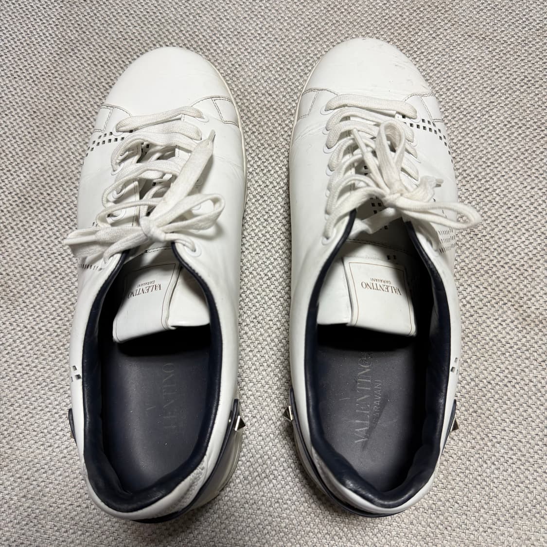 발렌티오 V로고 레더 스니커즈 상품이미지2