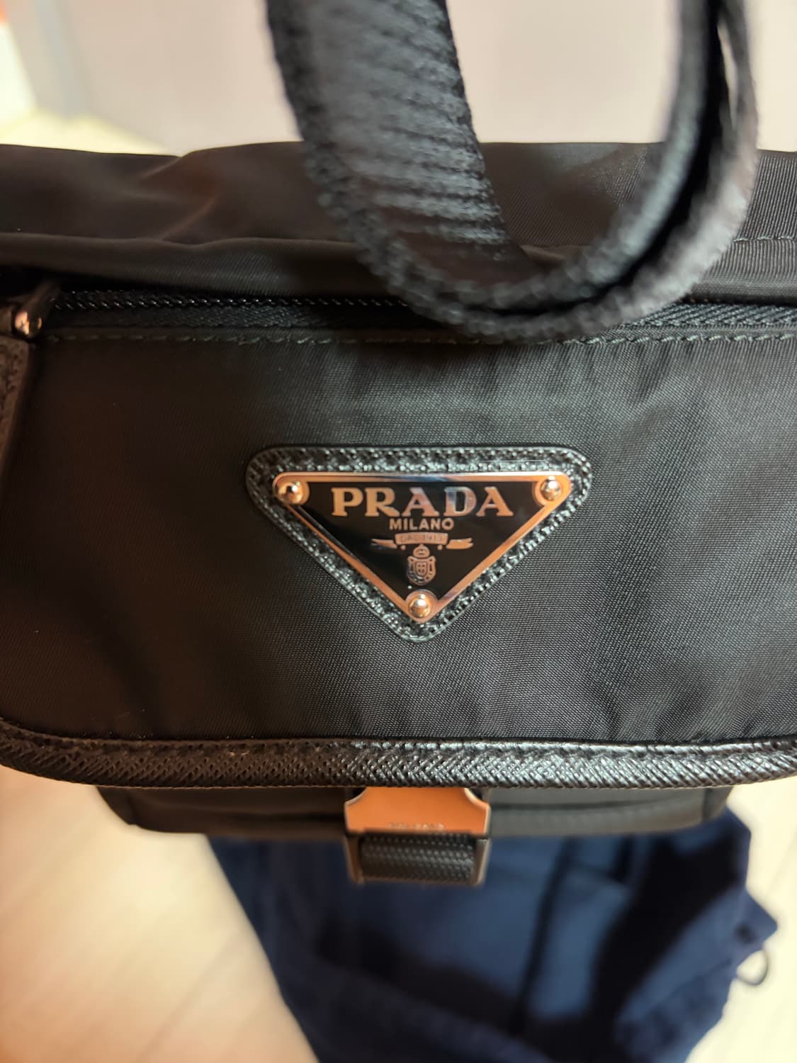 프라다 리나일론 및 사피아노 가죽 숄더백 2VD070 판매합니다. 상품이미지9