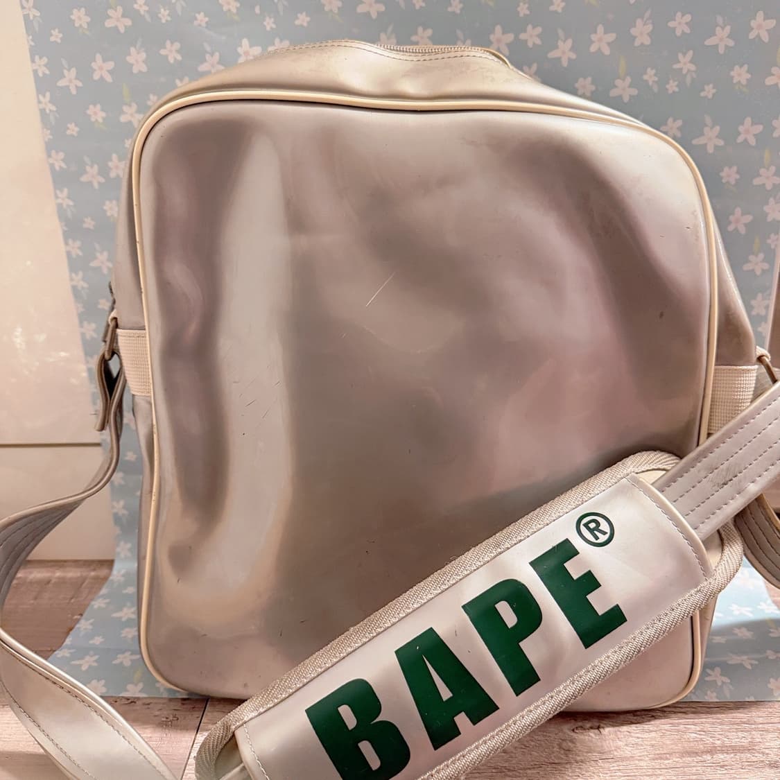 베이프 니고 pvc 크로스백 상품이미지4