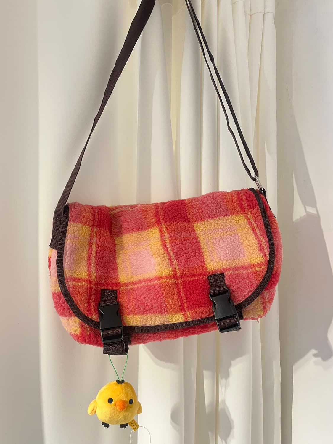 핑크옐로우 체크 뽀글이 메신저백 🐥 상품이미지4