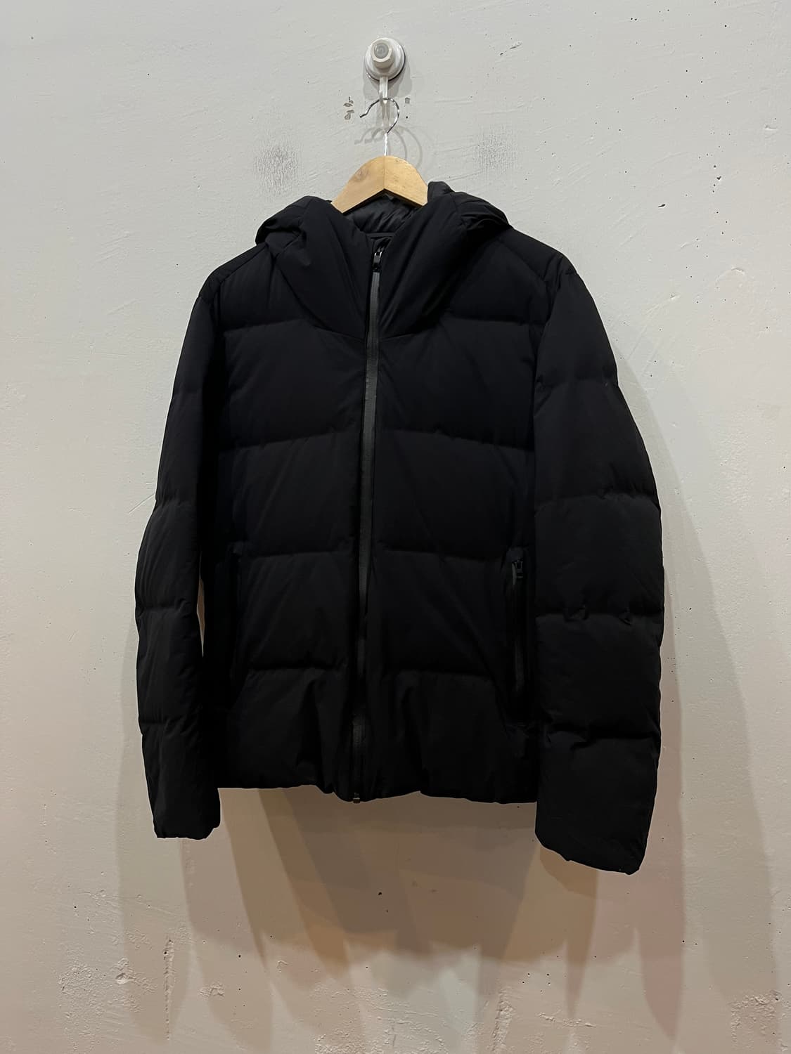 유니클로 심리스 다운 패딩 블랙 L 상품이미지1