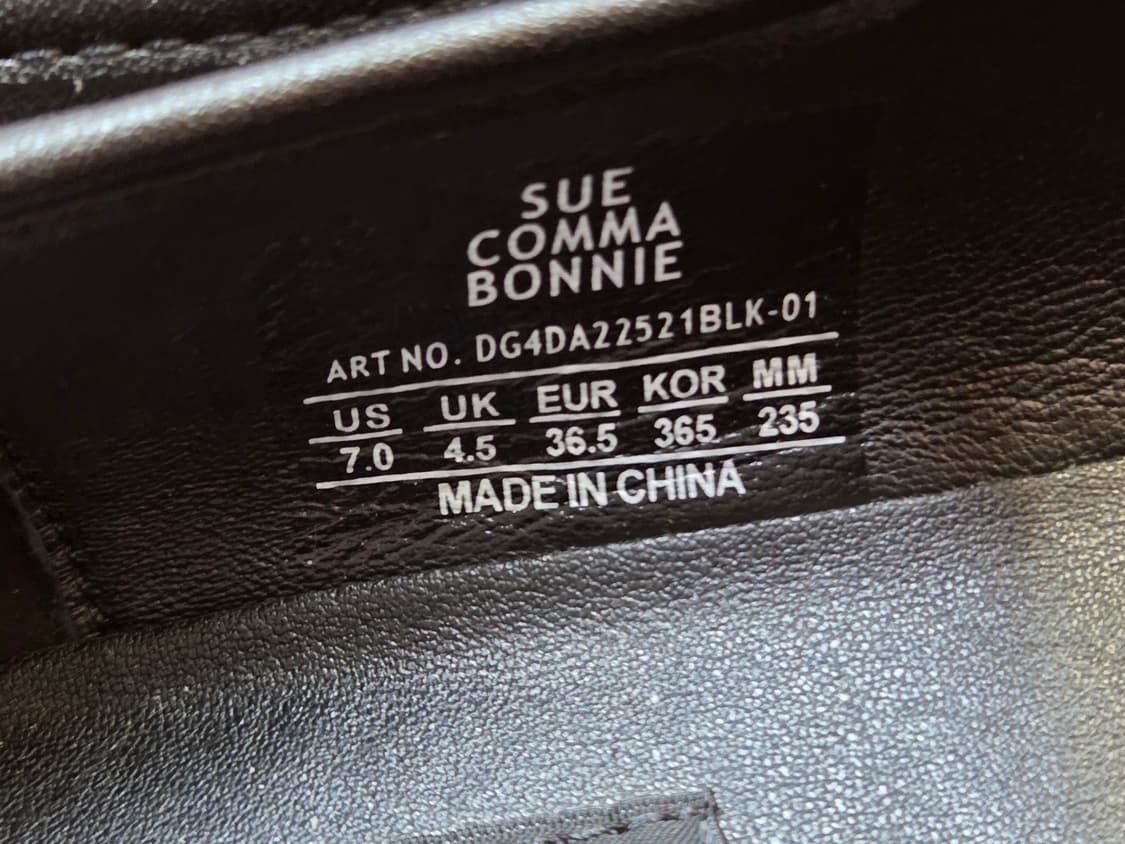 슈콤마보니 블랙 색상 여성구두 235mm입니다. 앞쪽에 큐빅 장식이 달 상품이미지3