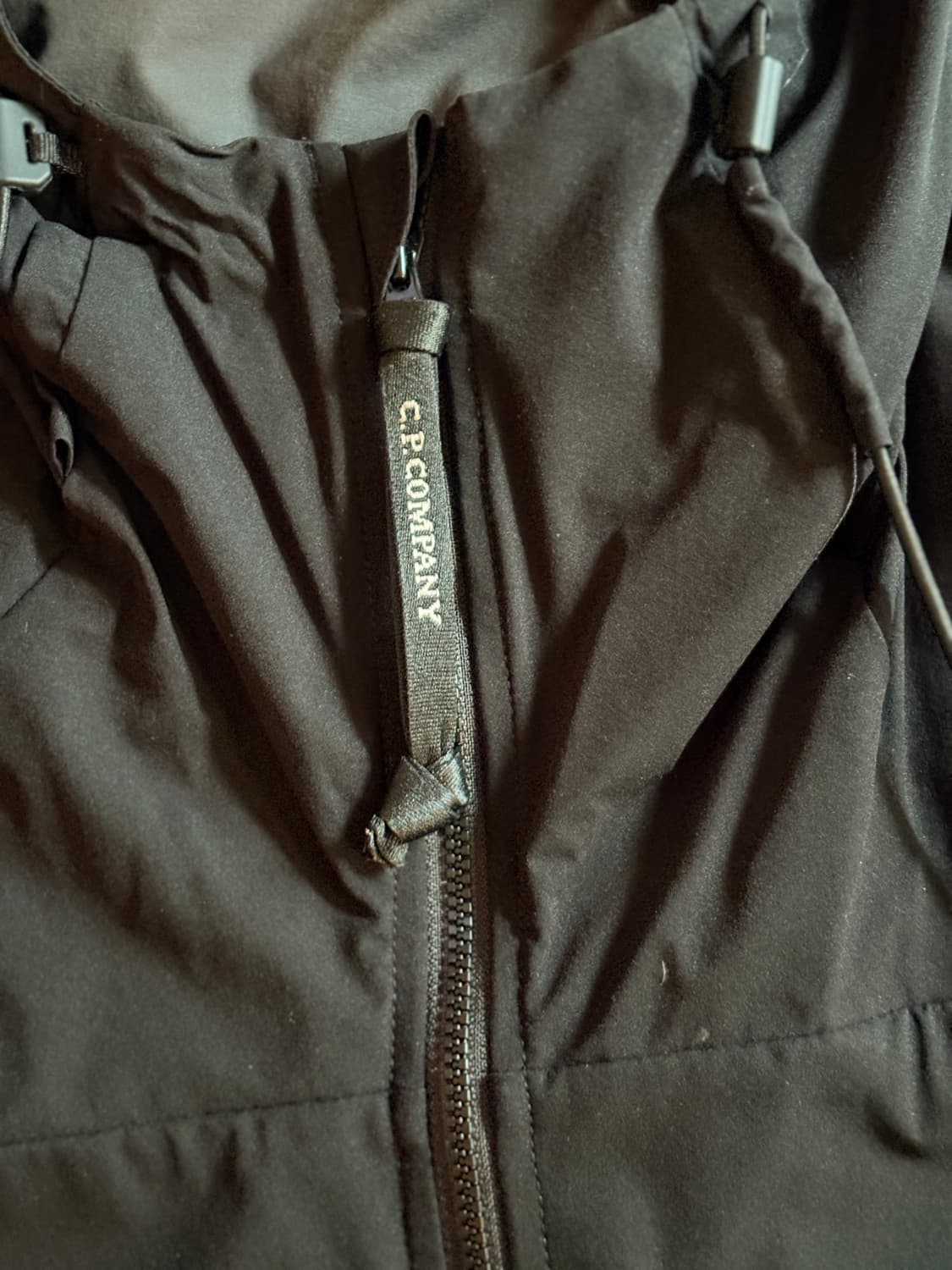 C.P. Company 블랙 경량 후드 바람막이 상품이미지5