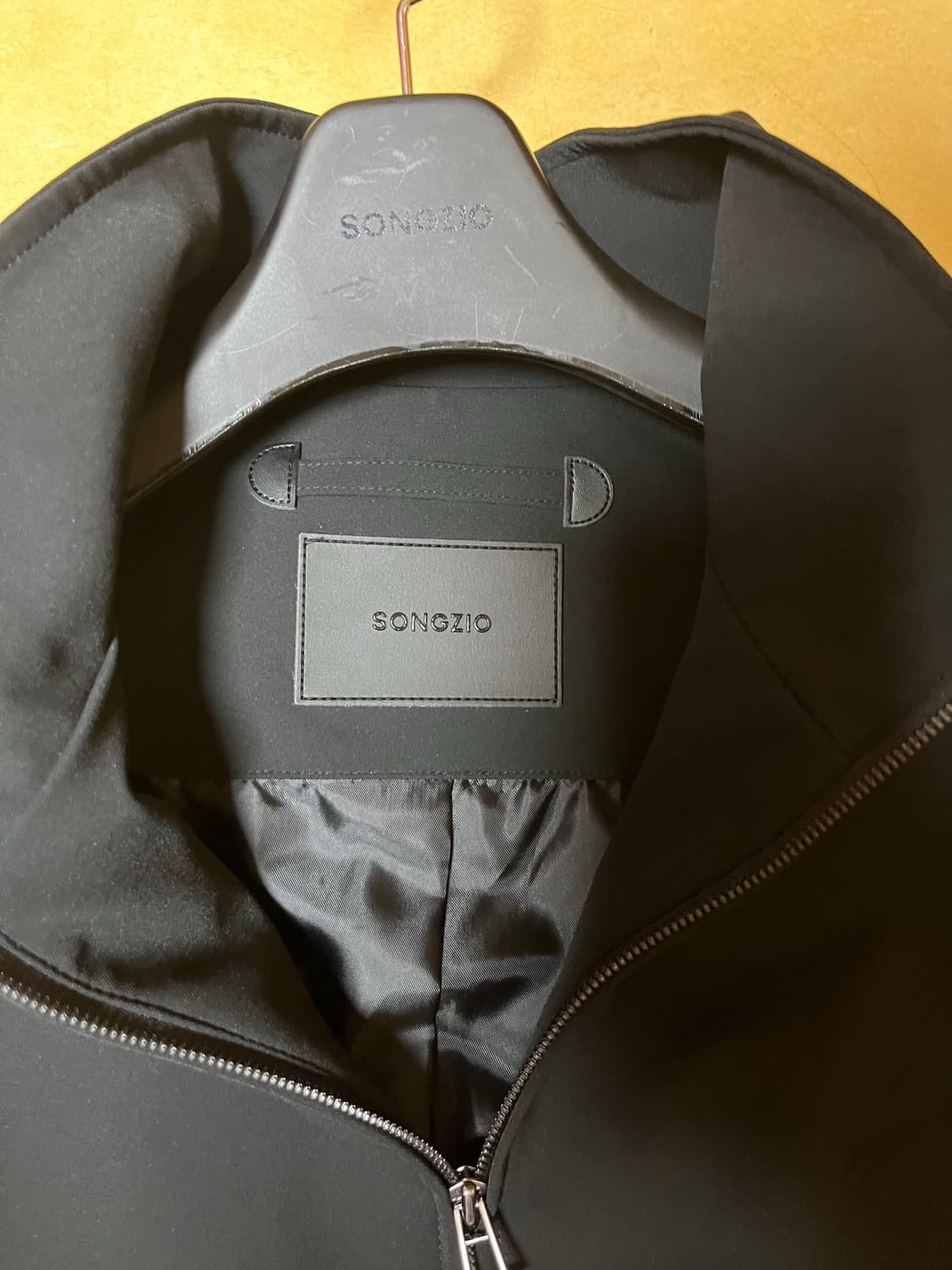 송지오옴므 다트하이넥 볼륨다운 점퍼 46사이즈 새상품 판매합니다. 상품이미지3