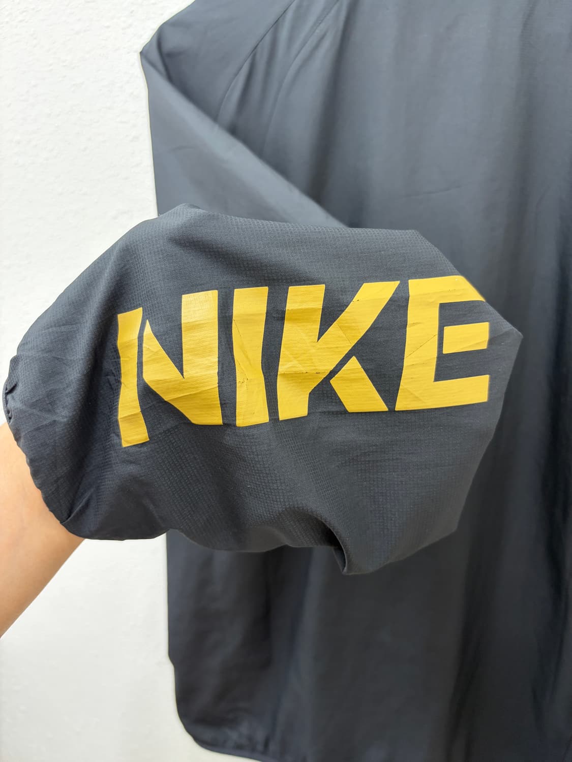 나이키 블랙 골드 스우시 경량 윈드브레이커 상품이미지5