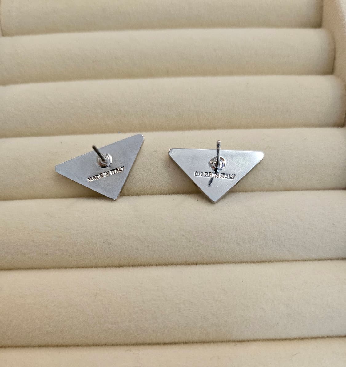 프라다 업사이클링 삼각로고 미니 귀걸이 블랙 상품이미지5