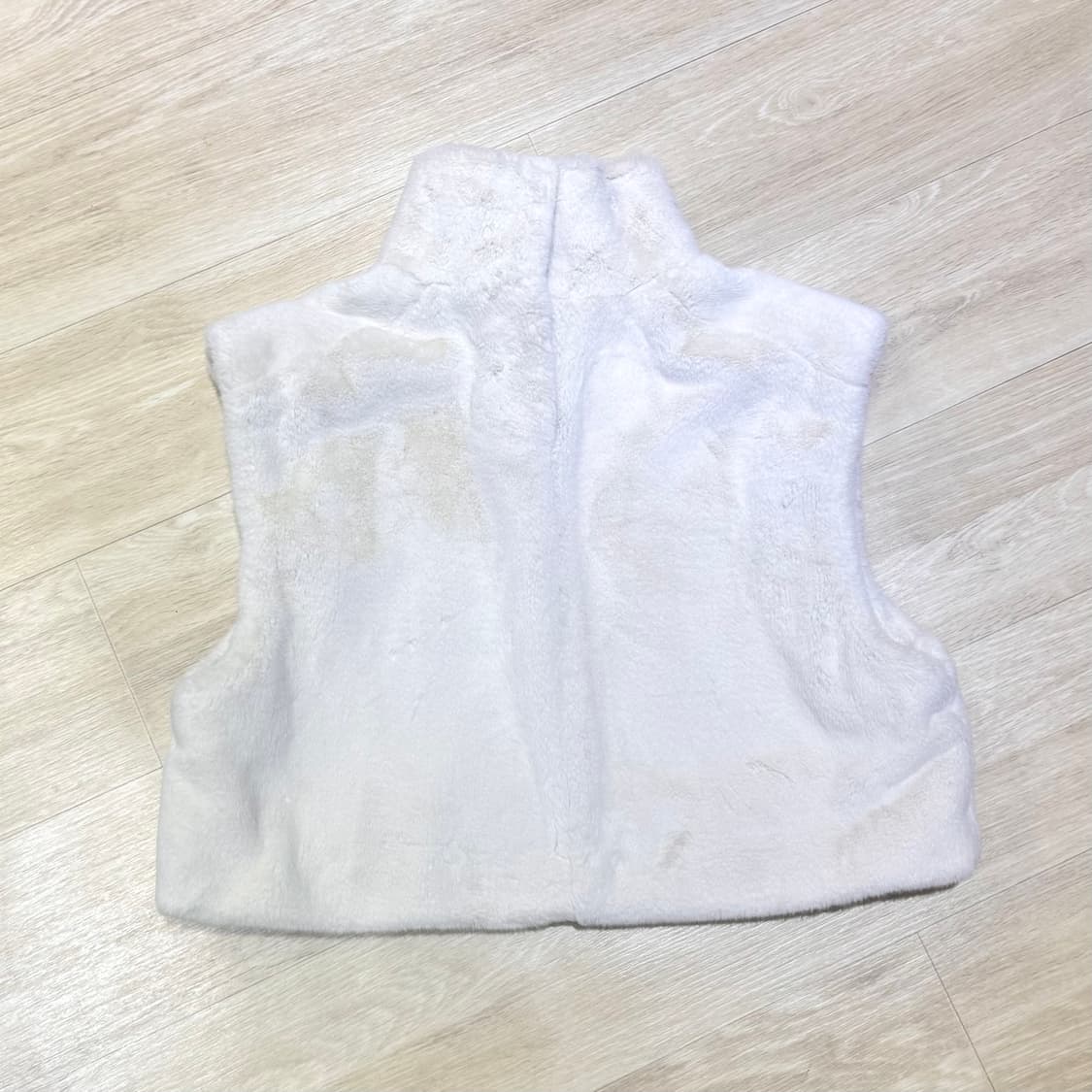 아모멘토 크롭 퍼 베스트 아이보리 상품이미지4