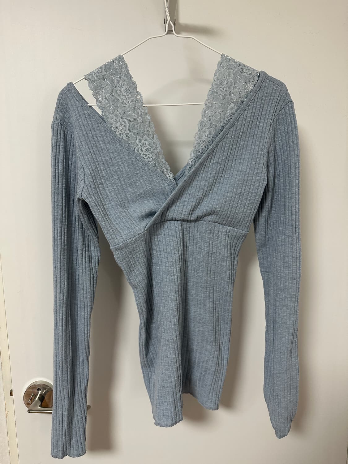 레이스 V넥 하늘색 긴팔티셔츠 상품이미지1