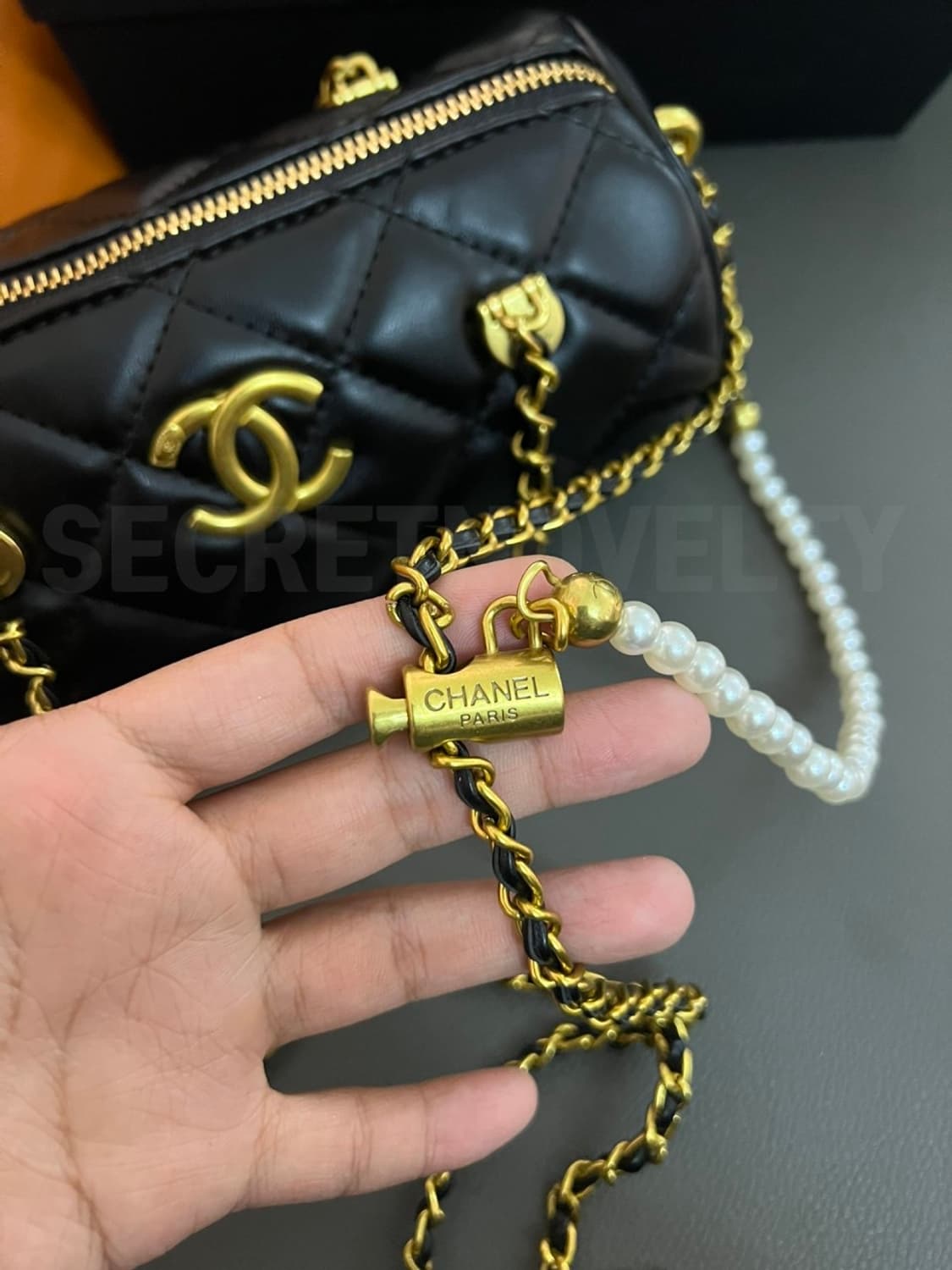 샤넬뷰티 진주체인 미니원통 크로스 숄더백 블랙 VIP 상품이미지7