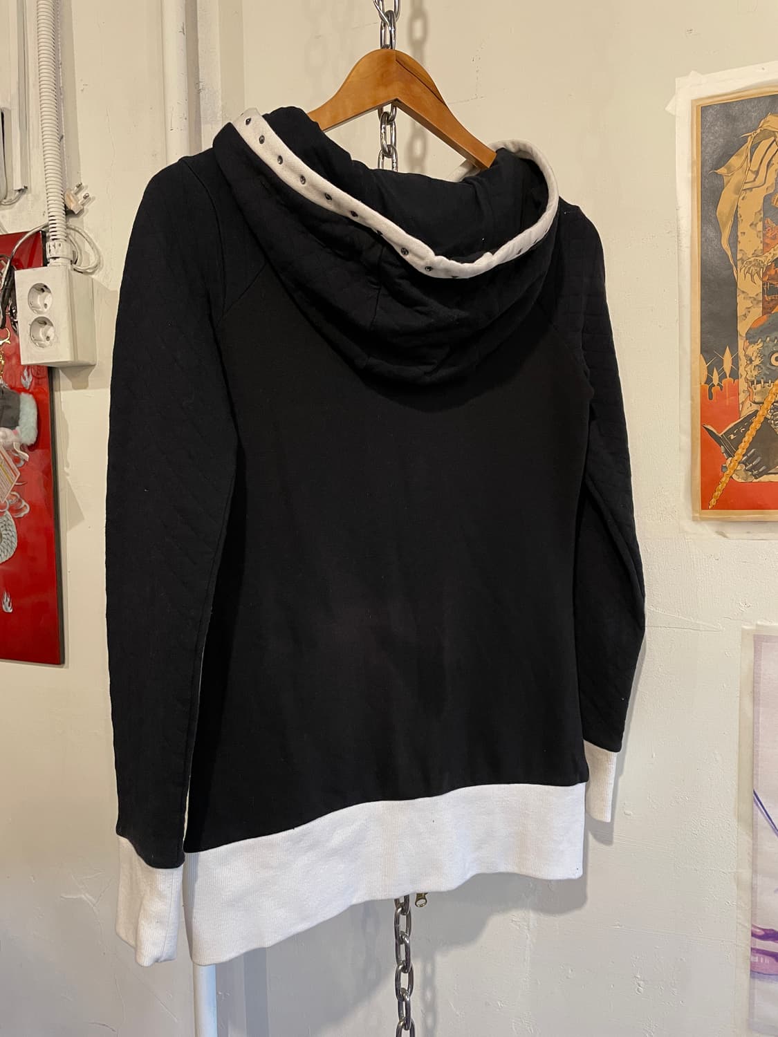 큐빅 퀼팅 디테일 블랙 화이트 투웨이 후드집업 상품이미지5