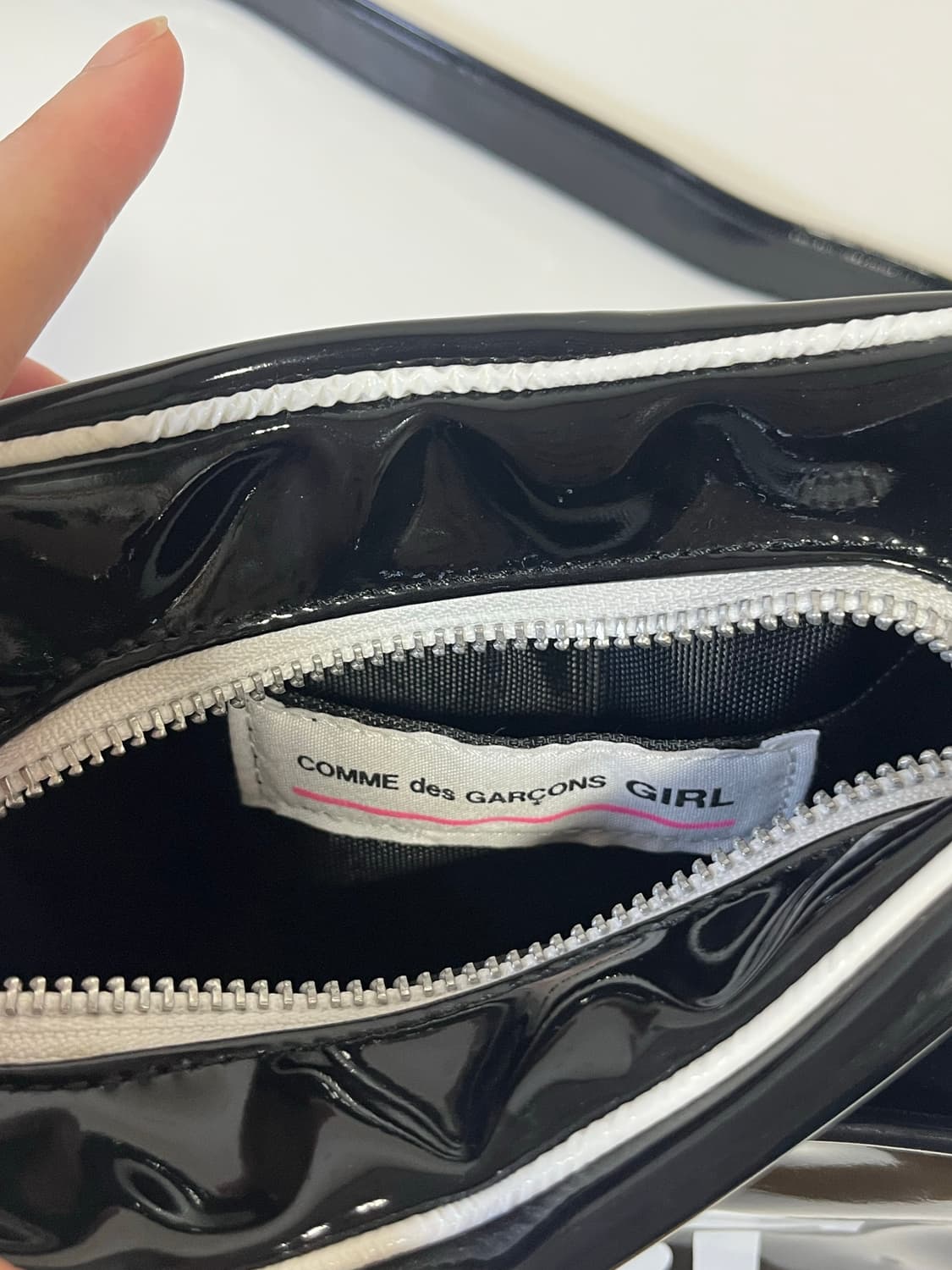 꼼데가르송 걸 에나멜 크로스백 상품이미지3