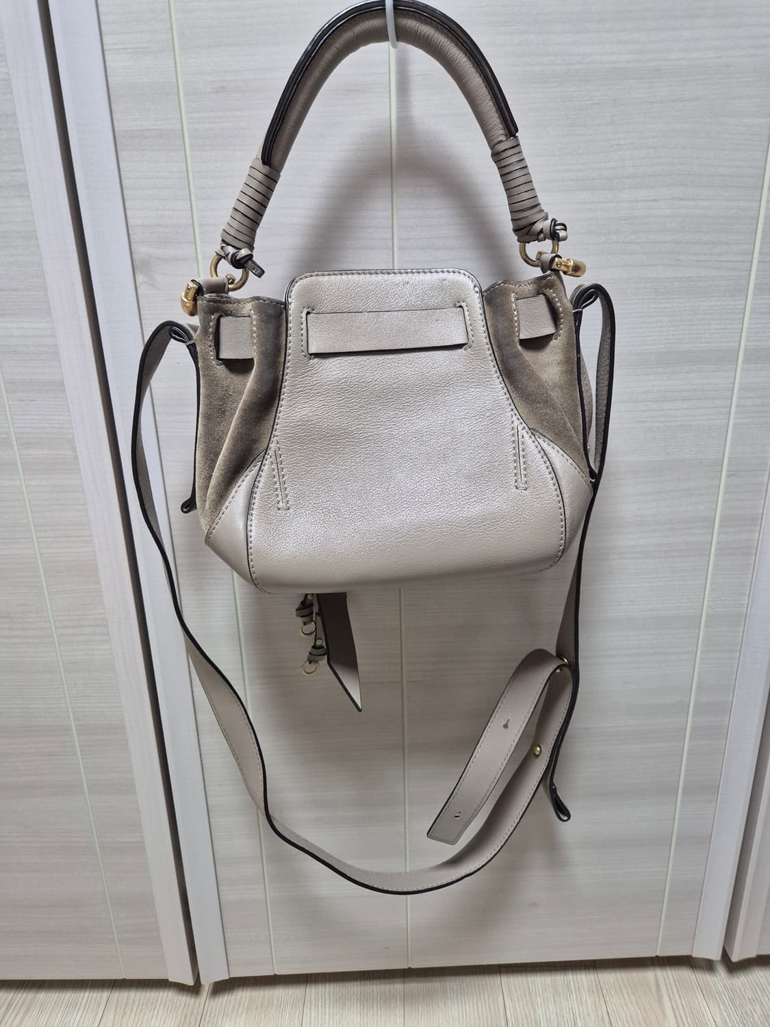 (정품) 끌로에 오웬 스몰  송아지 가죽 버킷백 그레이 상품이미지5