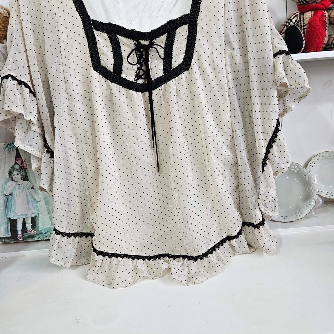 (CECIL McBEE) 도트 쉬폰 레이스 케이프 블라우스 상품이미지3