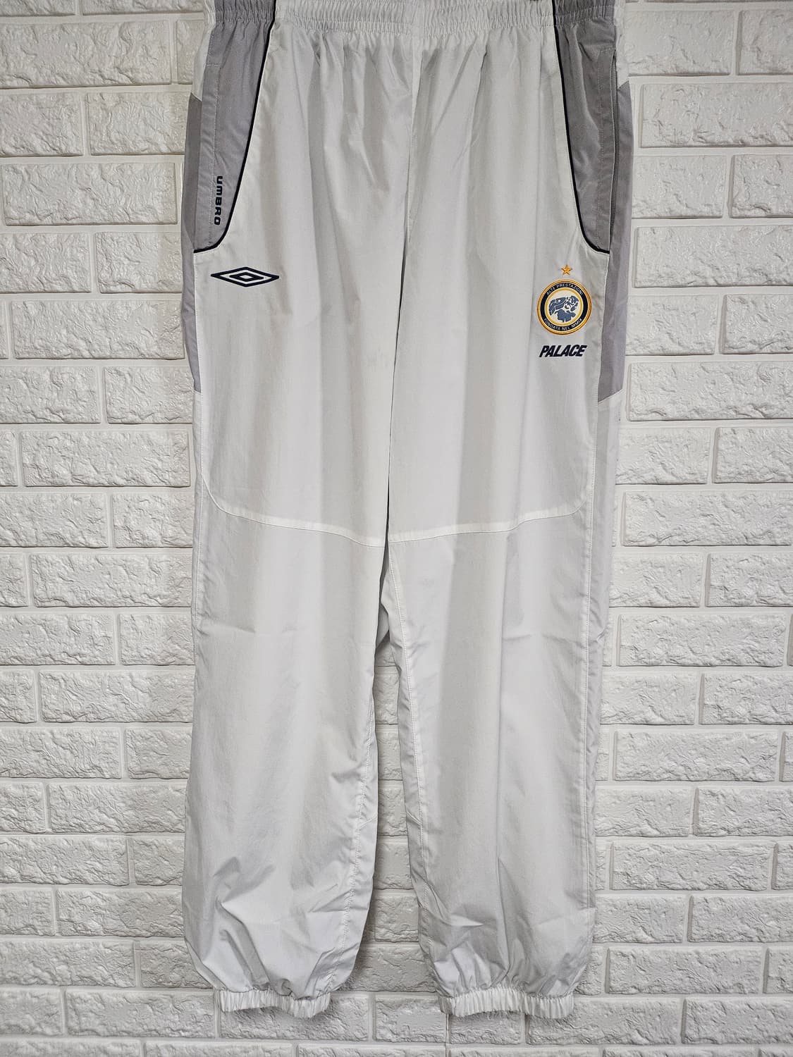 팔라스 x 엄브로 트랙 팬츠 화이트 - 24SS 상품이미지1