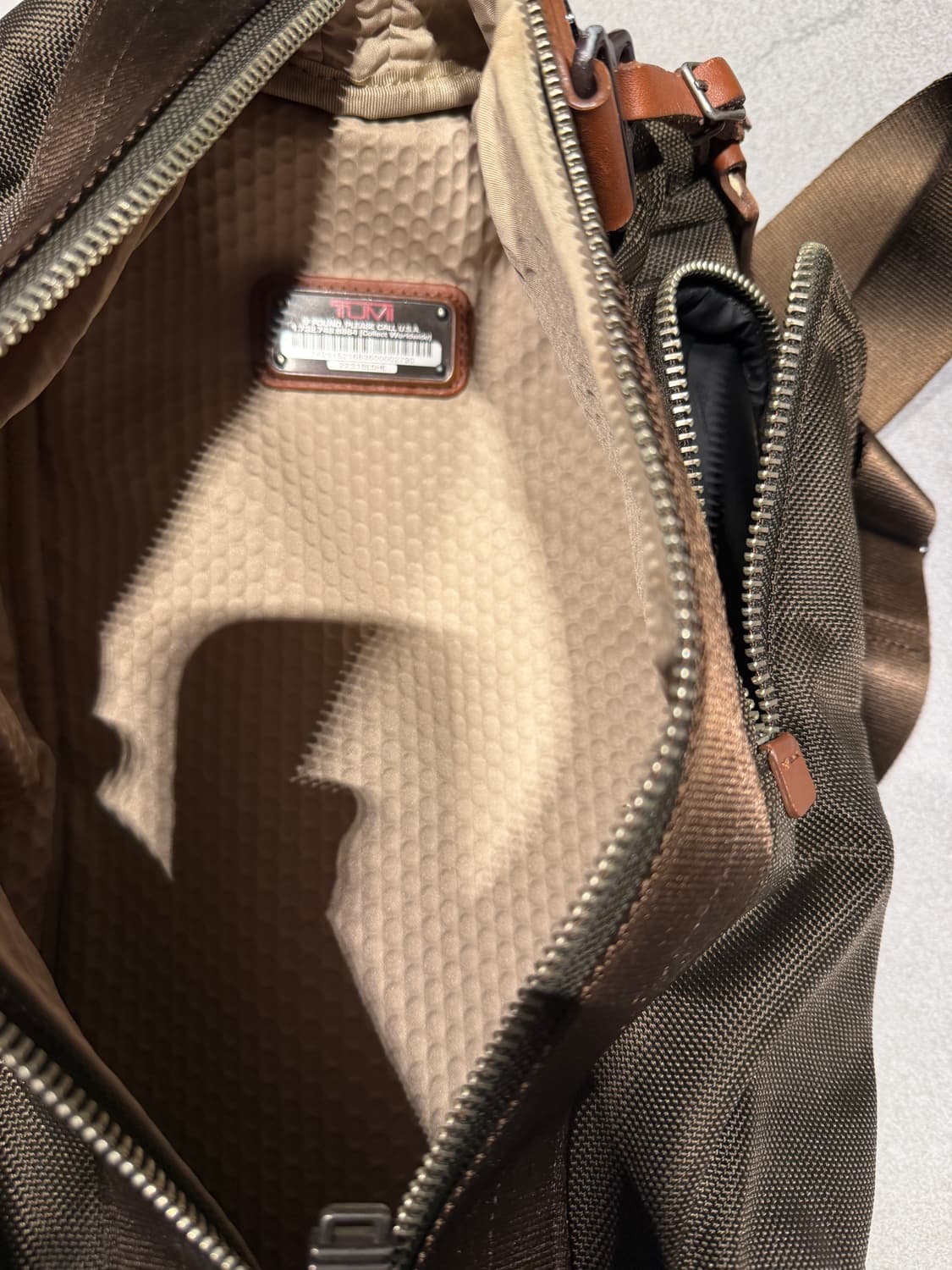 투미 정품 알파 브라보 슬링백 브라운 상품이미지3