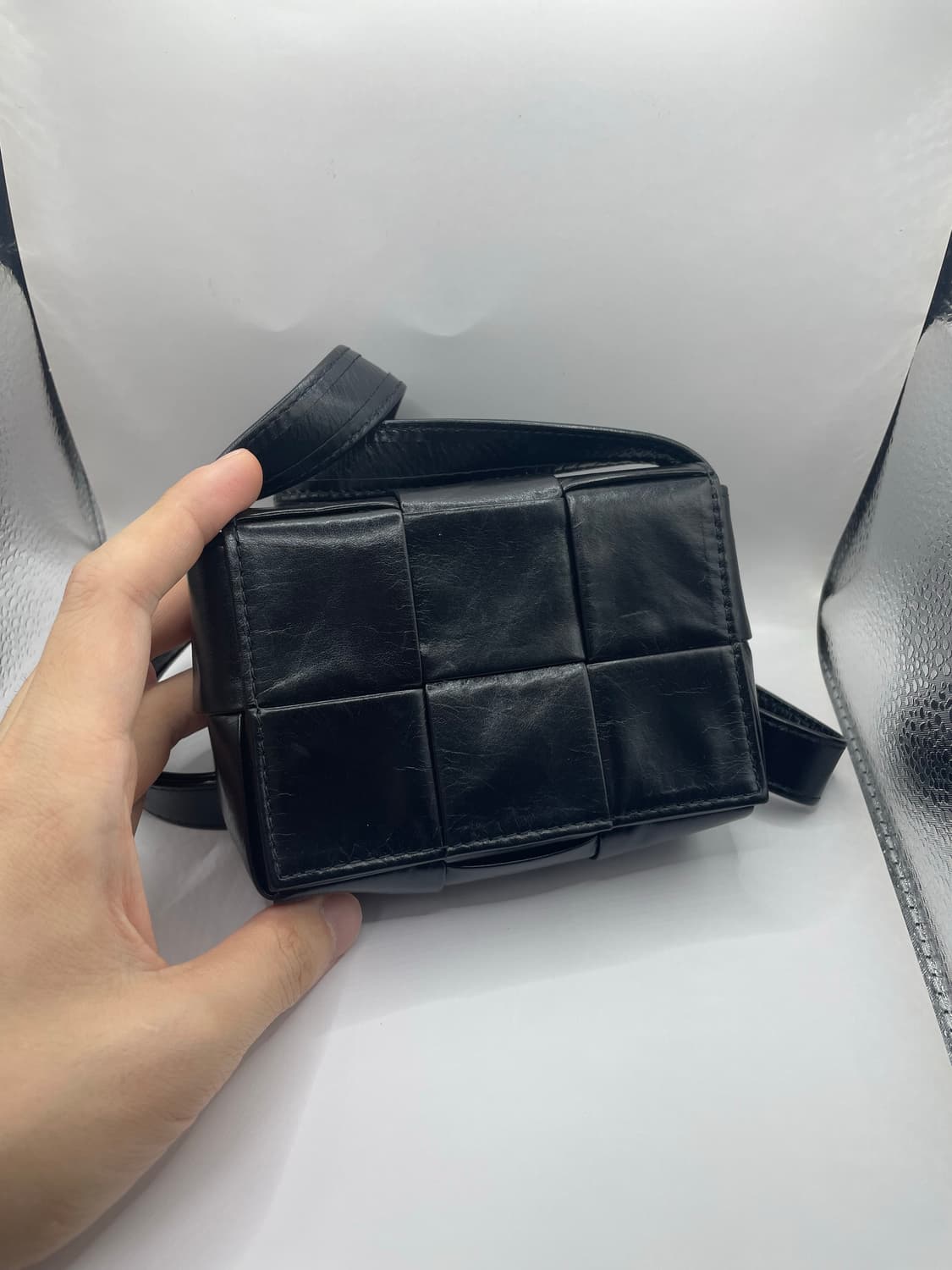 보테가베네타 블랙 카프스킨 빈티지레더 캔디 카세트백 상품이미지2
