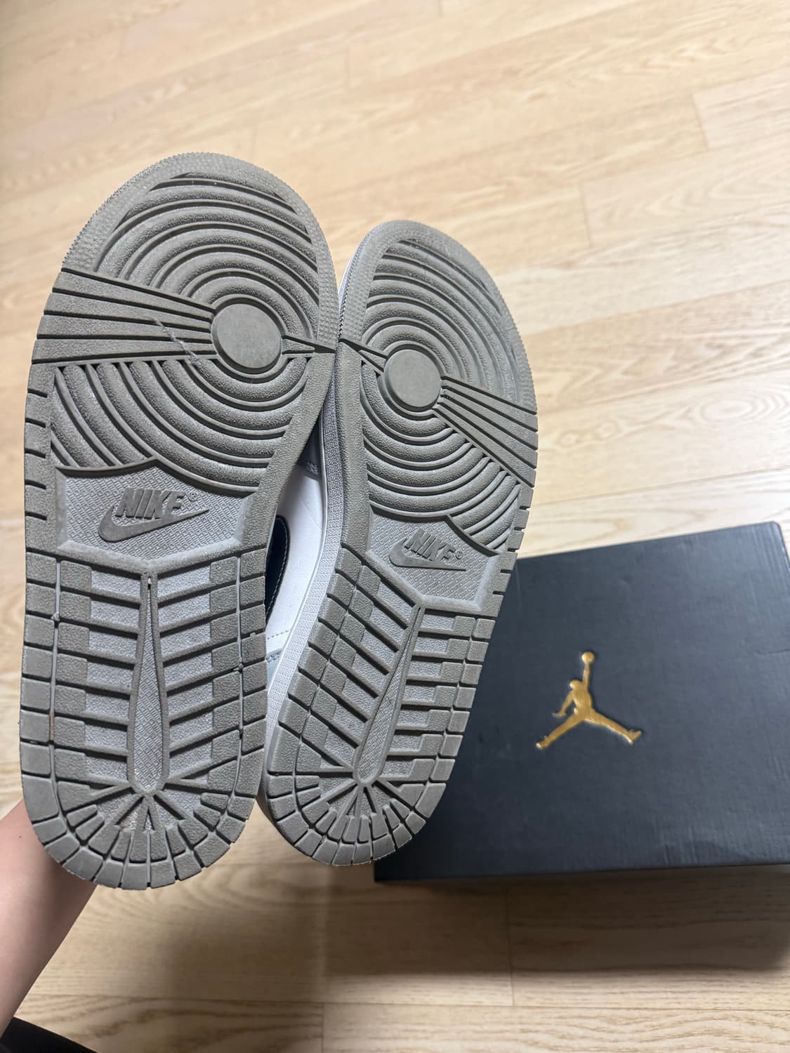 조던1 라이트 스모크 그레이 앤트러사이트 (270) 상품이미지4