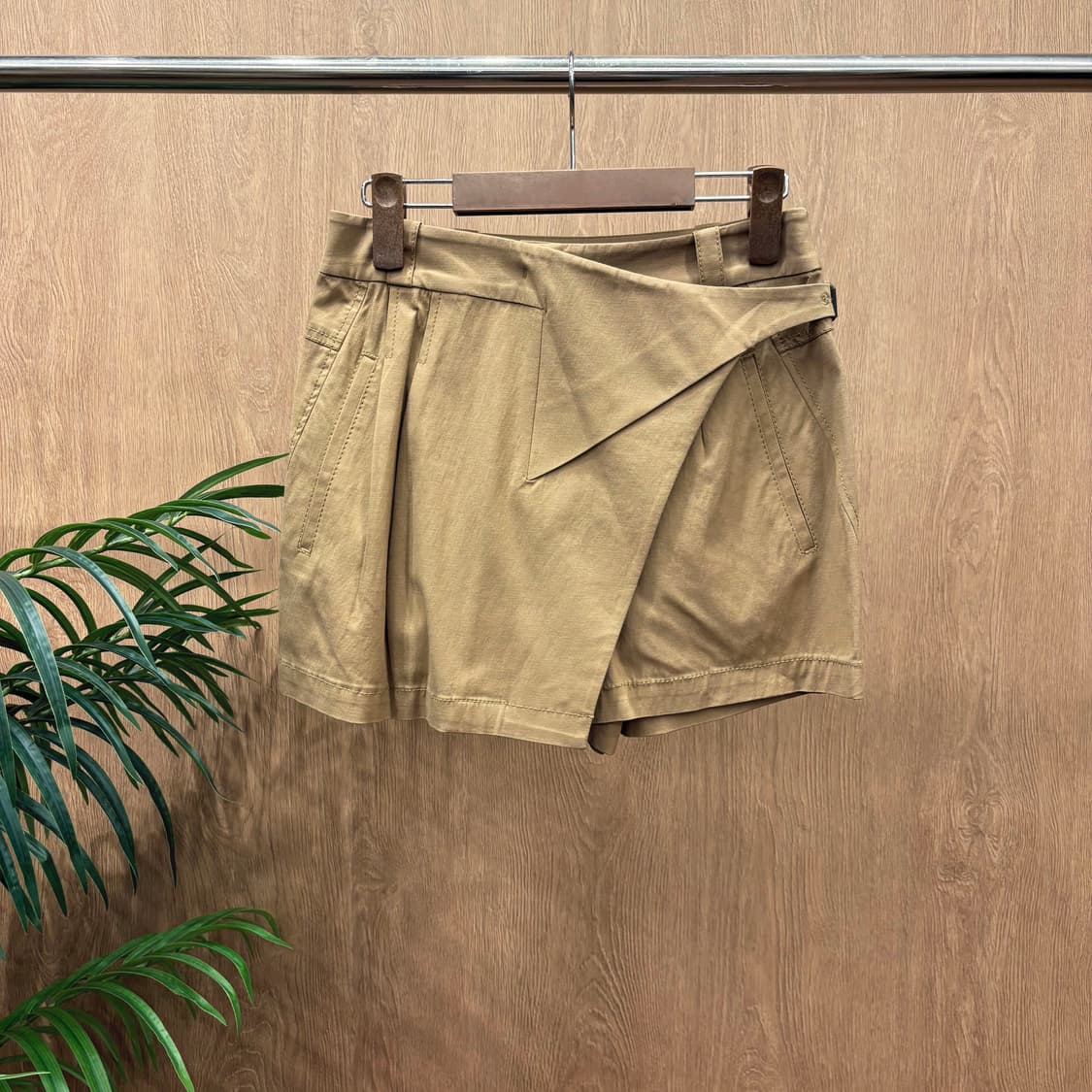 질스튜어트 숏 팬츠 사선 랩 사이드 버클 스트랩 포켓 디테일 베이지 상품이미지1