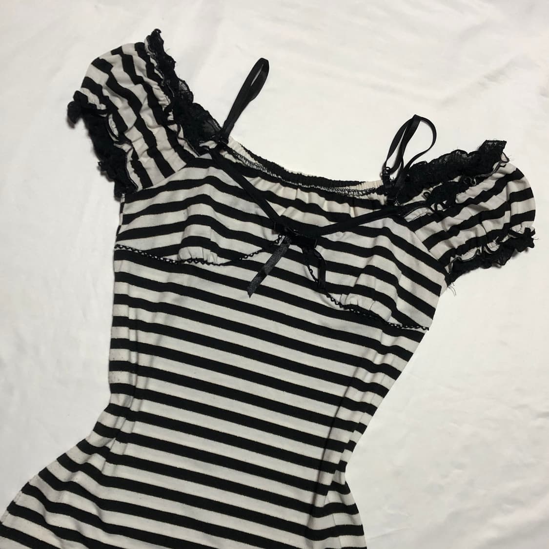 레이스 스트라이프 퍼프 슬리브 티셔츠  블랙 화이트 상품이미지2