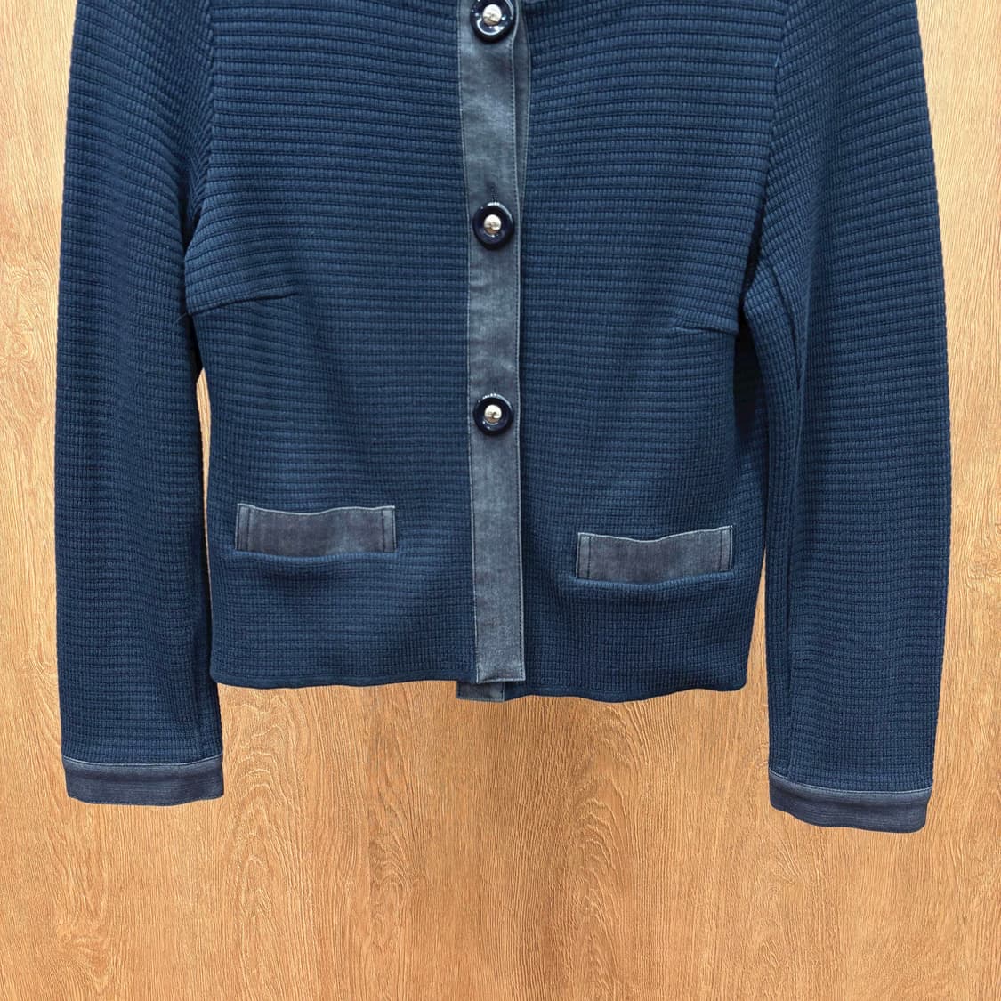 꾸레쥬 라운드넥 니트 가디건 코튼 배색 플래킷 디테일 레귤러핏 블루 상품이미지5