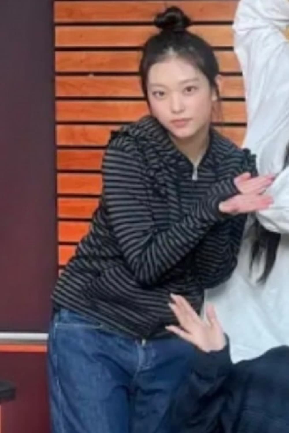 타입서비스 Ruffled Stripe Zip Hoodie [BLACK] 상품이미지2