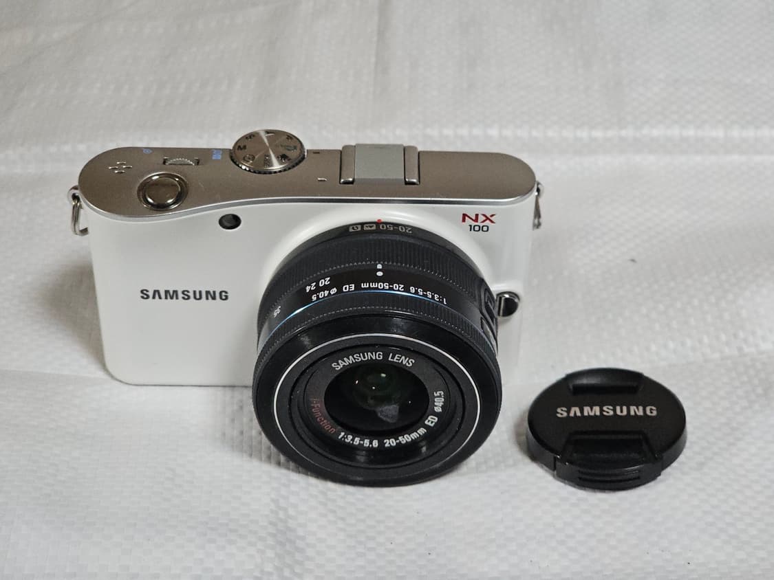 삼성 NX100 미러리스 카메라와 20-50mm 번들 렌즈 상품이미지1