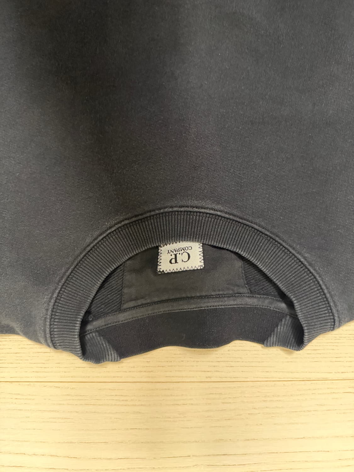 CP컴퍼니 블랙 렌즈 맨투맨 상품이미지6