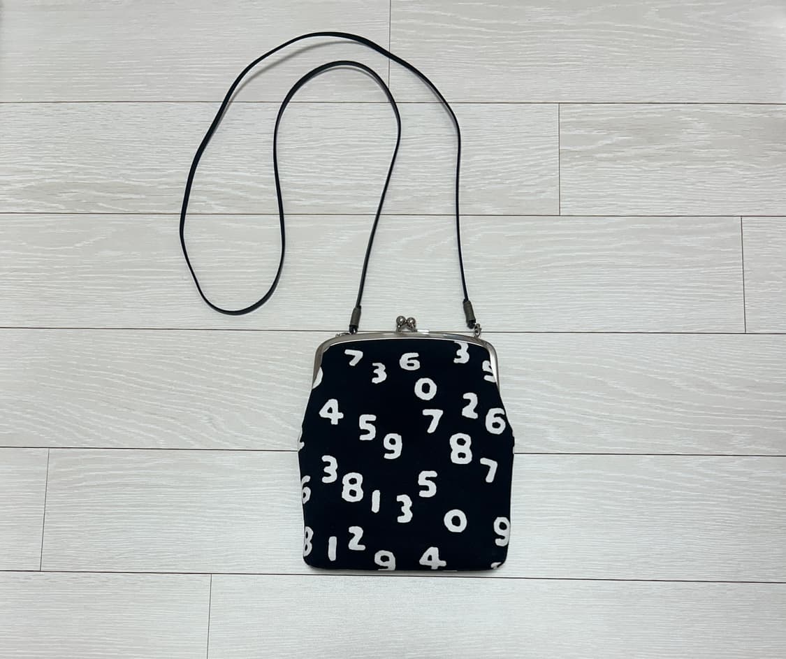 소우소우 가마구치 크로스백 가방 숫자 패턴 블랙 상품이미지1