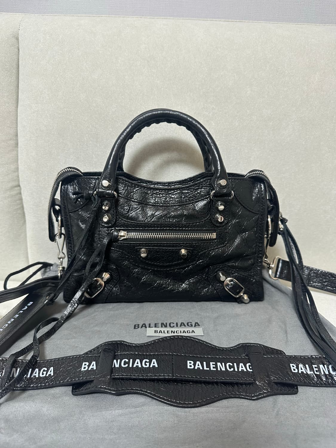 [SA 정품] 발렌시아가 로고스트랩 시티 모터백 블랙 상품이미지8