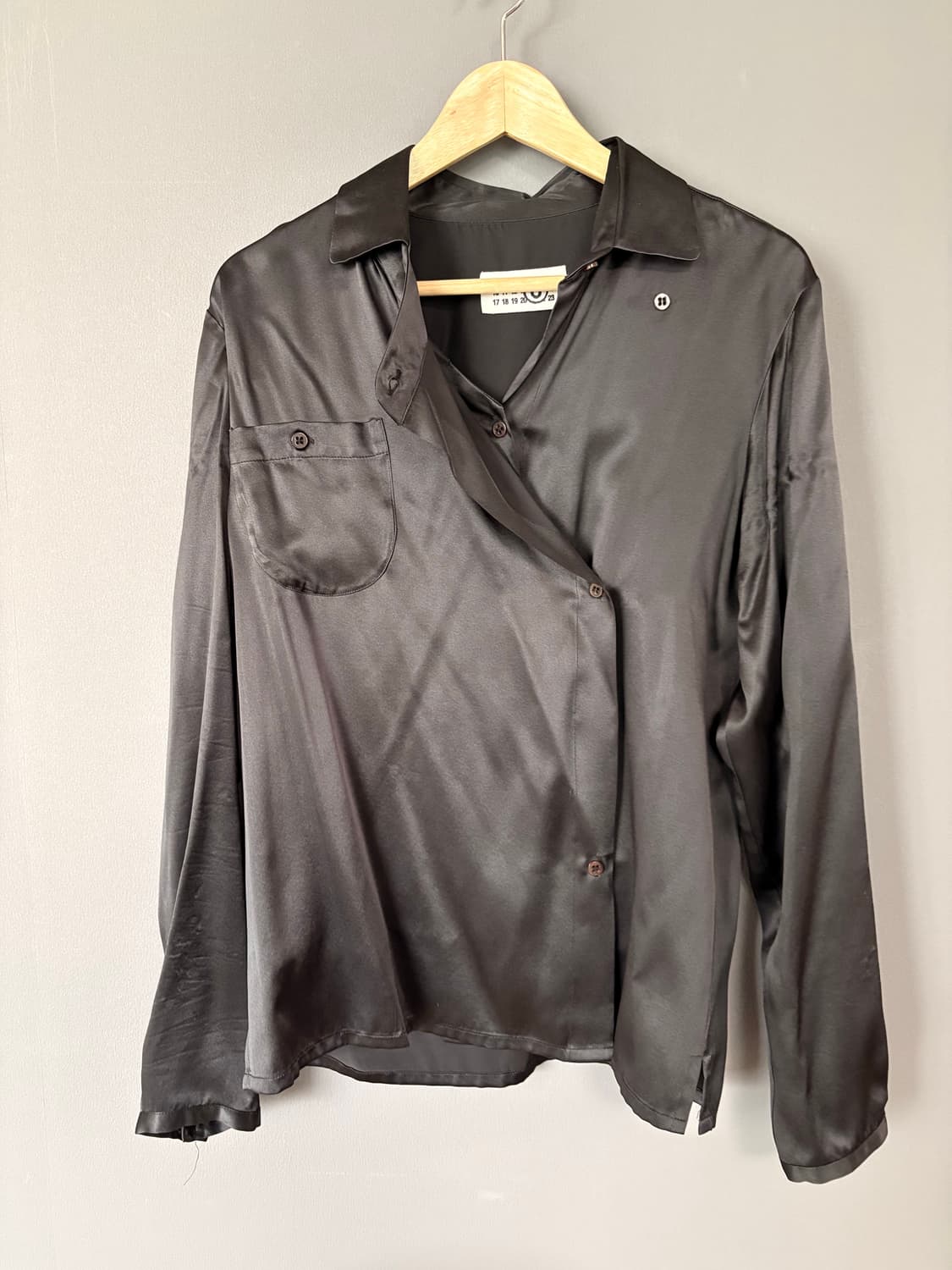 MM6 블랙 사틴 블라우스 상품이미지1