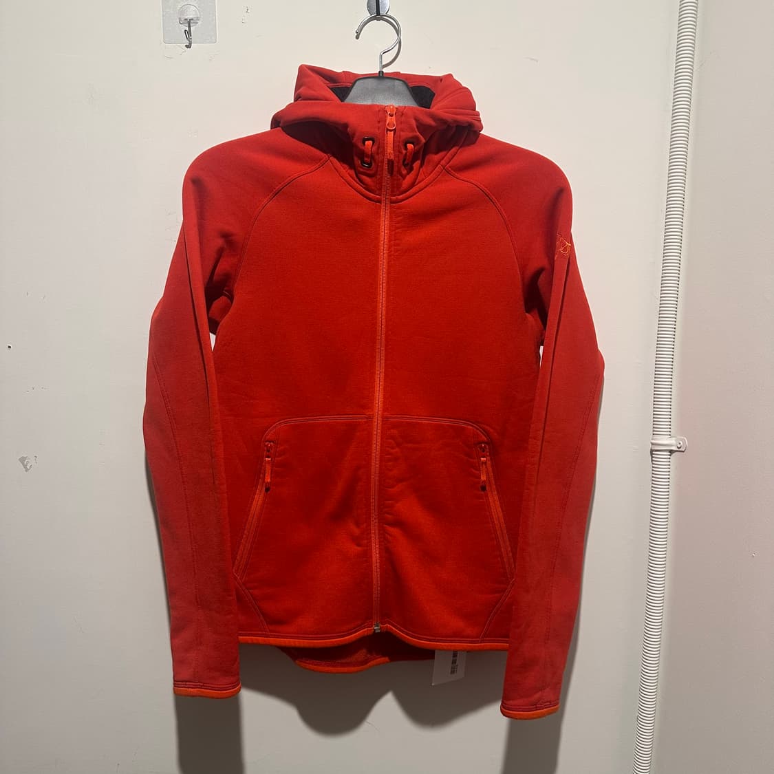 아크테릭스 레드 후드집업 상품이미지1