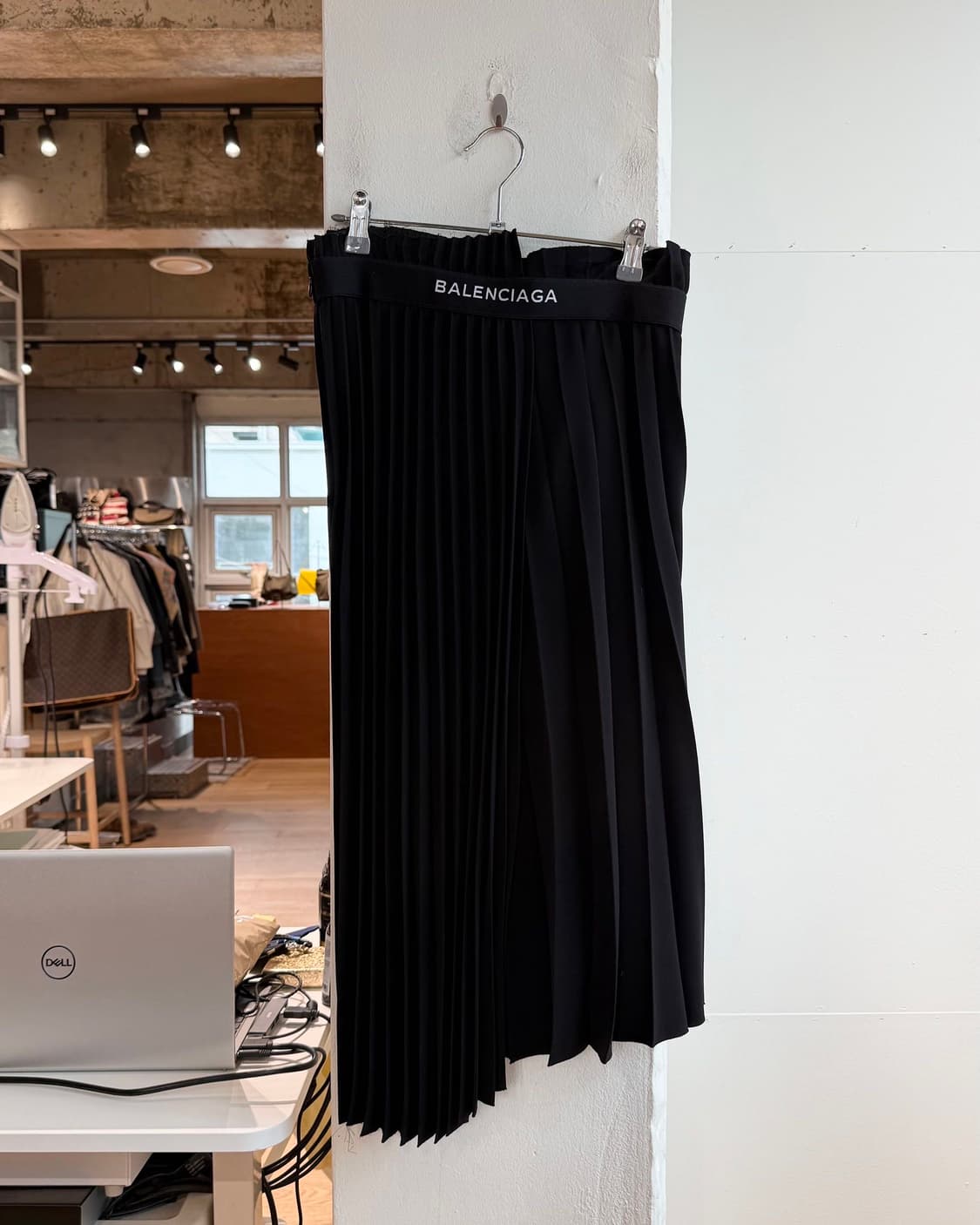 발렌시아가 블랙 플리츠 밴딩 랩 미디스커트 상품이미지2