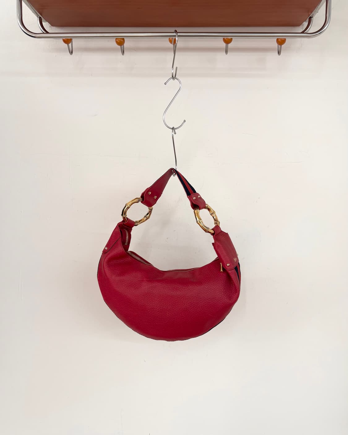 구찌 레드 페블드 하프문 밤부링 호보백 상품이미지2